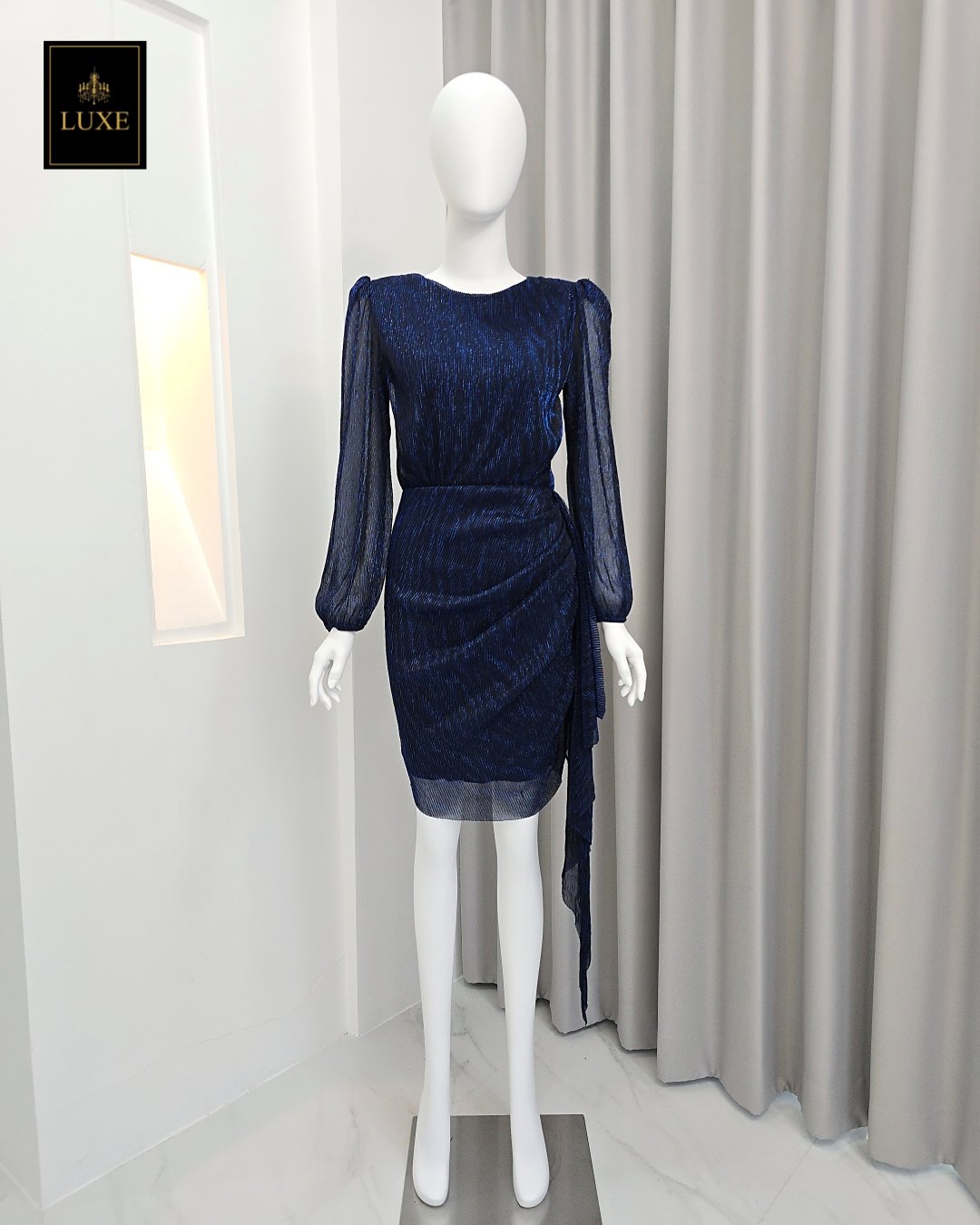 Label : LUXE ☑️เดรสเสื้อคอป้ายแขนยาว กระโปรงสั้นทรงสอบ ☑️ดีเทลกระโปรงจับเดรป แต่งชายระบายด้านข้าง