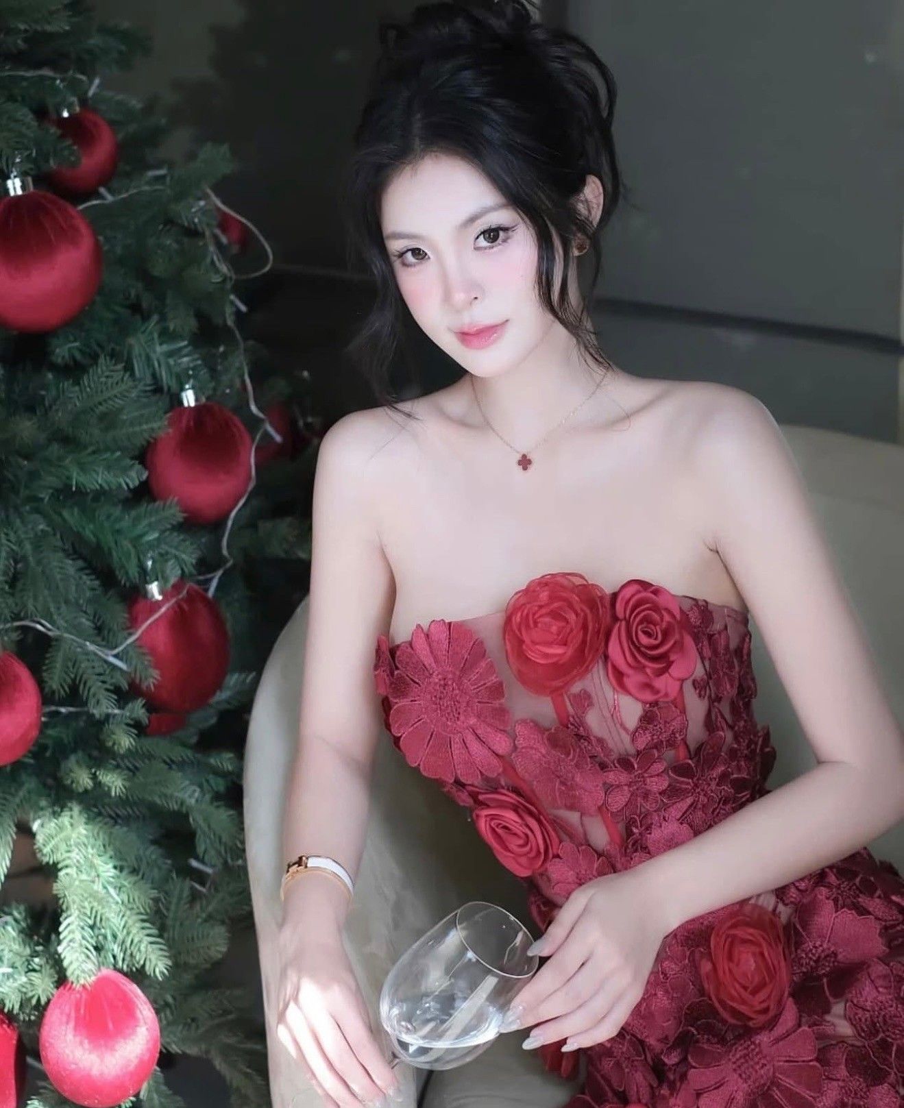 สวยหรูดูแพงเกรดพรีเมี่ยม งานสวยมากๆ เนื้อผ้าลูกไม้3 D ดอกไม้แต่งซีทรู งานสวยมากๆ หน้าอกมีฟองน้ำชุดมีซับใน ด้านหลังมีซิบด้านหลัง ใส่ออกงาน วันพิเศษวาเลนไทน์ ดินเนอร์ ปาตี้ รับรองสวยเด่นเกินใคร ปาตี้กับเพื่อน ปัง ปัง ปัง ช้าไม่ได้แล้วคร้า ของสวยๆหมดไวจัดด่ว