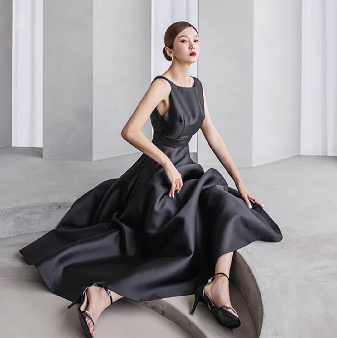 เดรสแขนกุดคอกลมแพทเทิ้นเป๊ะ มาในสีดำกระโปรงบาน ใส่สวยมาก ปังปุริเย้แน่นอนค่า ห้ามพลาด