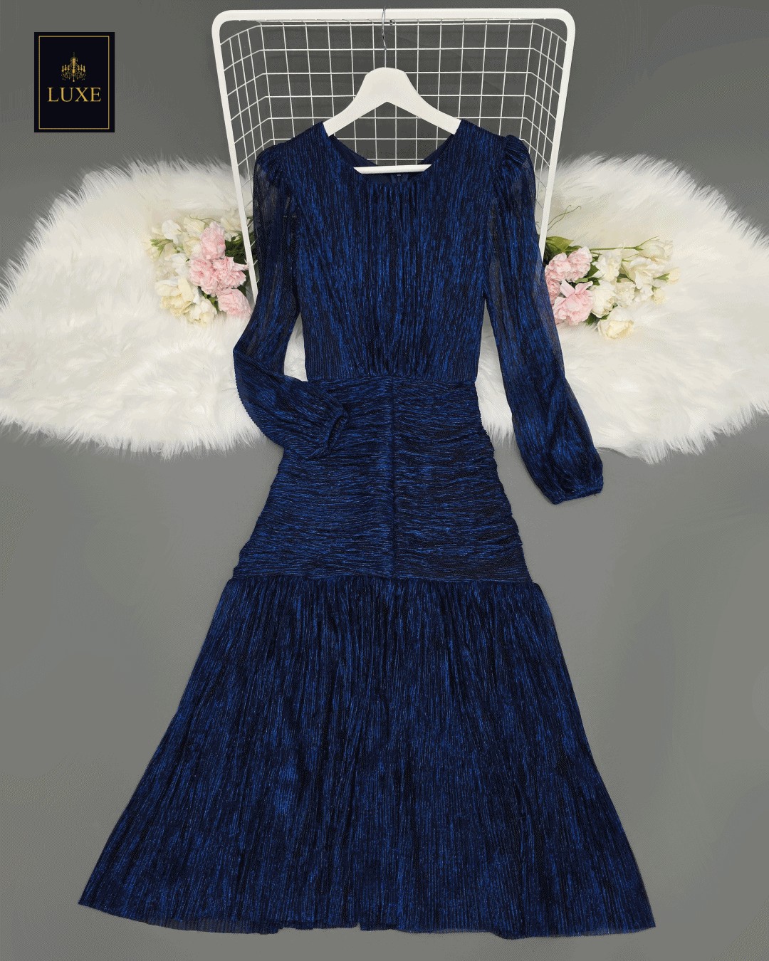 Label : LUXE ☑️เดรสเสื้อคอกลมแขนยาว กระโปรงทรงเข้ารูปจับเดรปตรงกลาง ต่อชายระบาย ☑️ทำจากผ้าราเม่อัดพลีทผสมดิ้นเมทัลลิค ผ้านุ่มยืดหยุ่น ☑️มีซิปซ่อนและซับในเต็มตัว