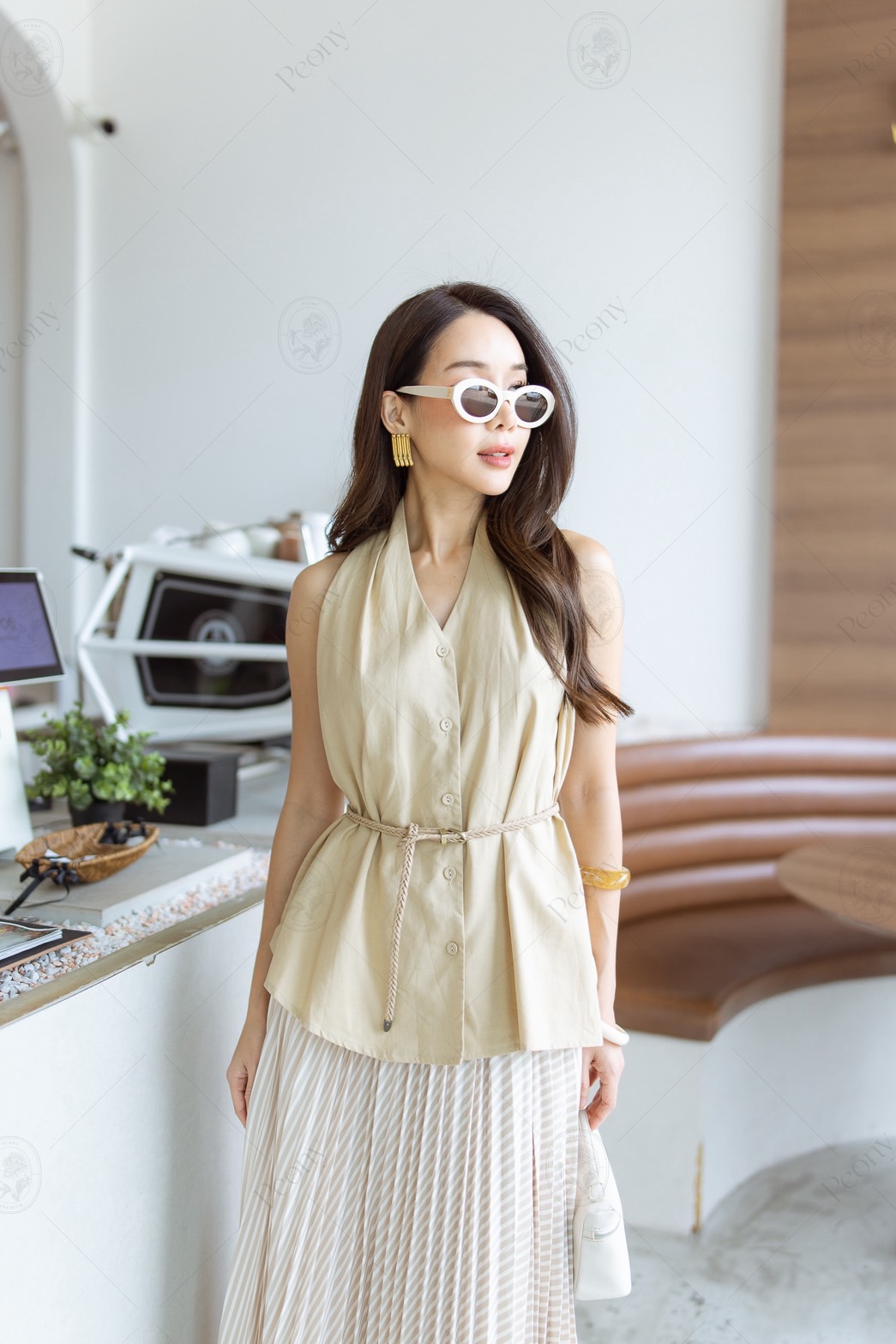 ชุดเซต เสื้อกล้ามคอกระดุมด้านหน้าชายเฉลียง เนื้อผ้าพริ้ว มาพร้อมกระโปรงอัดพลีทพิมพ์ลายทาง และเข็มขัดเข้าชุด คอมพลีทลุคสวย ได้หลากหลายโอกาส