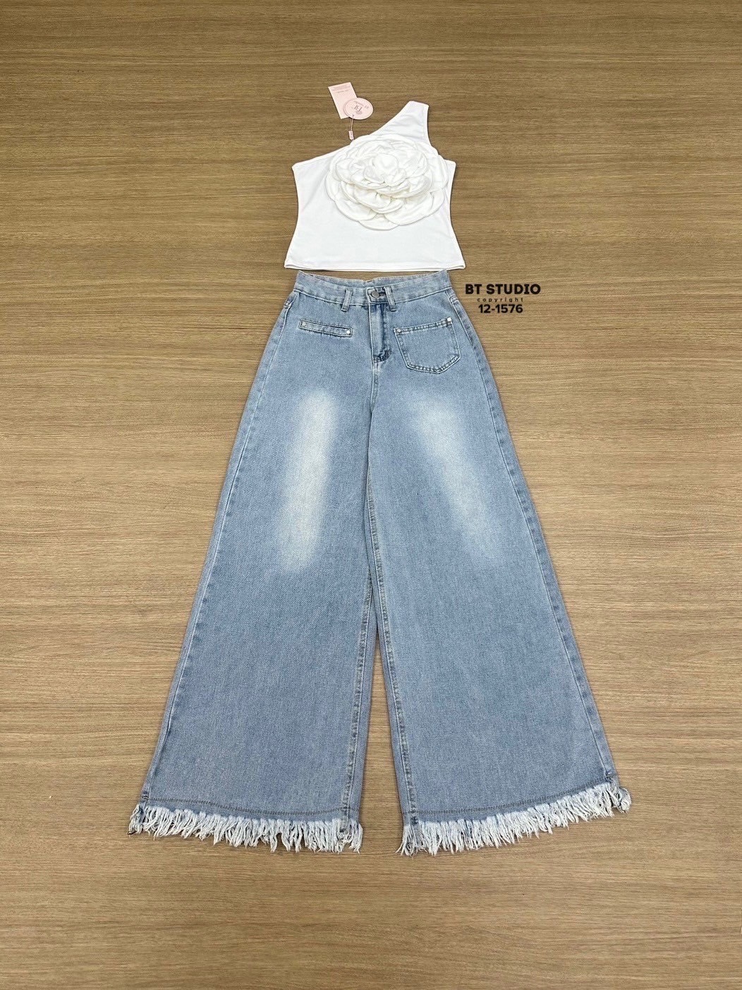 เซท 2 ชิ้น เสื้อไหล่เดี่ยวดีเทลแต่งดอกไม้ 3D สุดอลัง ใหญ่มากตอกย้ำความเริ่ส แมทซ์กับกางเกงยีนส์เอวสูงฟอกสีอ่อนกระเป๋าหน้าใช้งานได้จริง ปลายชายแต่งชายพู่ ๆ งานสวยแมทซ์กันเริ่ส ใส่ได้เป๊ะมากกก #เซทยีนส์ #เสื้อดอกไม้ #ใส่ได้ทุกวัน #งานป้ายบีที #btstudio