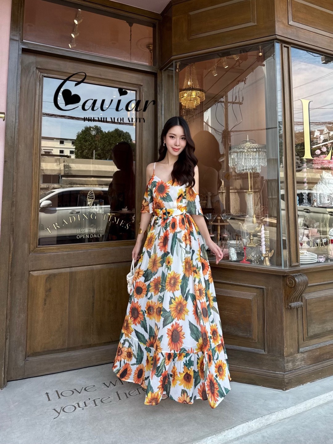 Sun-flower maxxi dress สายคาเฟ่ต้องเข้าแล้วววว…ตัวนี้ถ่ายรูปสวยเวอร์ ขึ้นกล้องสุดๆ เพราะสีสันคือสดใสมากนะคะ ลายผ้าที่พิมพ์🌻🌻คือสวยชัดเป้ะ นุ้งเป็นเดรสยาวทรงสายเดี่ยว มีระบายคล้องแขน กระโปรงบานน่ารัก คัตติ้งเนี้ยบ ตัดเย็บด้วยผ้าชีฟองเนื้อทร