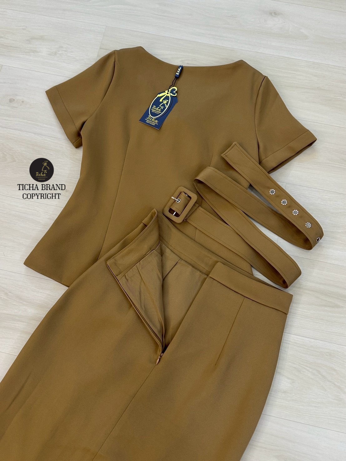 Set 2 ชิ้น เสื้อเบเซอร์แขนสั้น กระดุมคู่หน้า ดีเทลแต่งปกหน้า ใส่แมทซ์กับกระโปรงทรงสอบ แต่งผ่าหลังยาว มีชับใน ซิปหลังช่อนอย่างดี มาพร้อมเข้มกลัดผ้าสีเดียวกับชุด ใส่แมทซ์กันสวย ลัคชู สุดๆ ลุคCOD ห้ามพลาดนะคะ