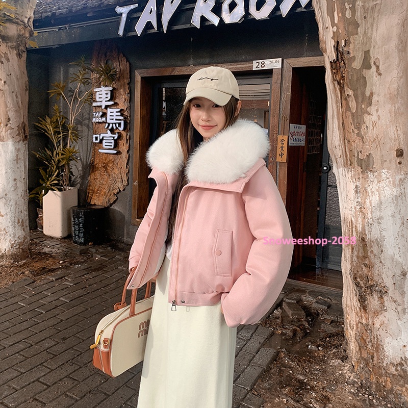 แค่ใส่ก็ได้ลุค “Luxury Winter Girl” แจ็คเก็ตดาวน์ปกขนเฟอร์ ทรงโอเวอร์ไซส์สุดเก๋ กันหนาวติดลบได้จริง ใส่ถ่ายรูปก็สวยปัง! มี 6 สี เลือกแมทช์ได้ทุกสไตล์