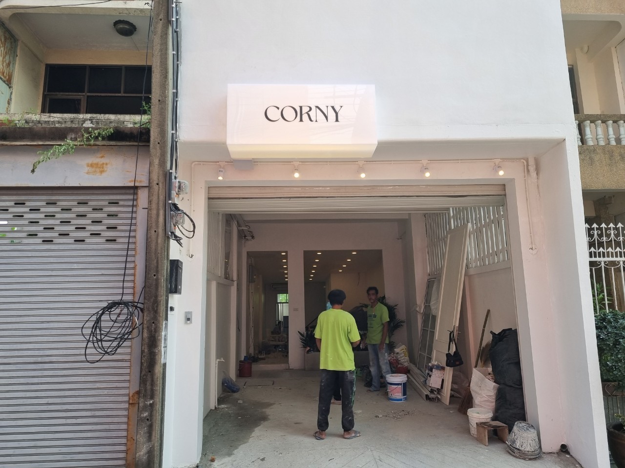 กล่องไฟอะคริลิค ไฟออกรอบตัว ''CORNY''