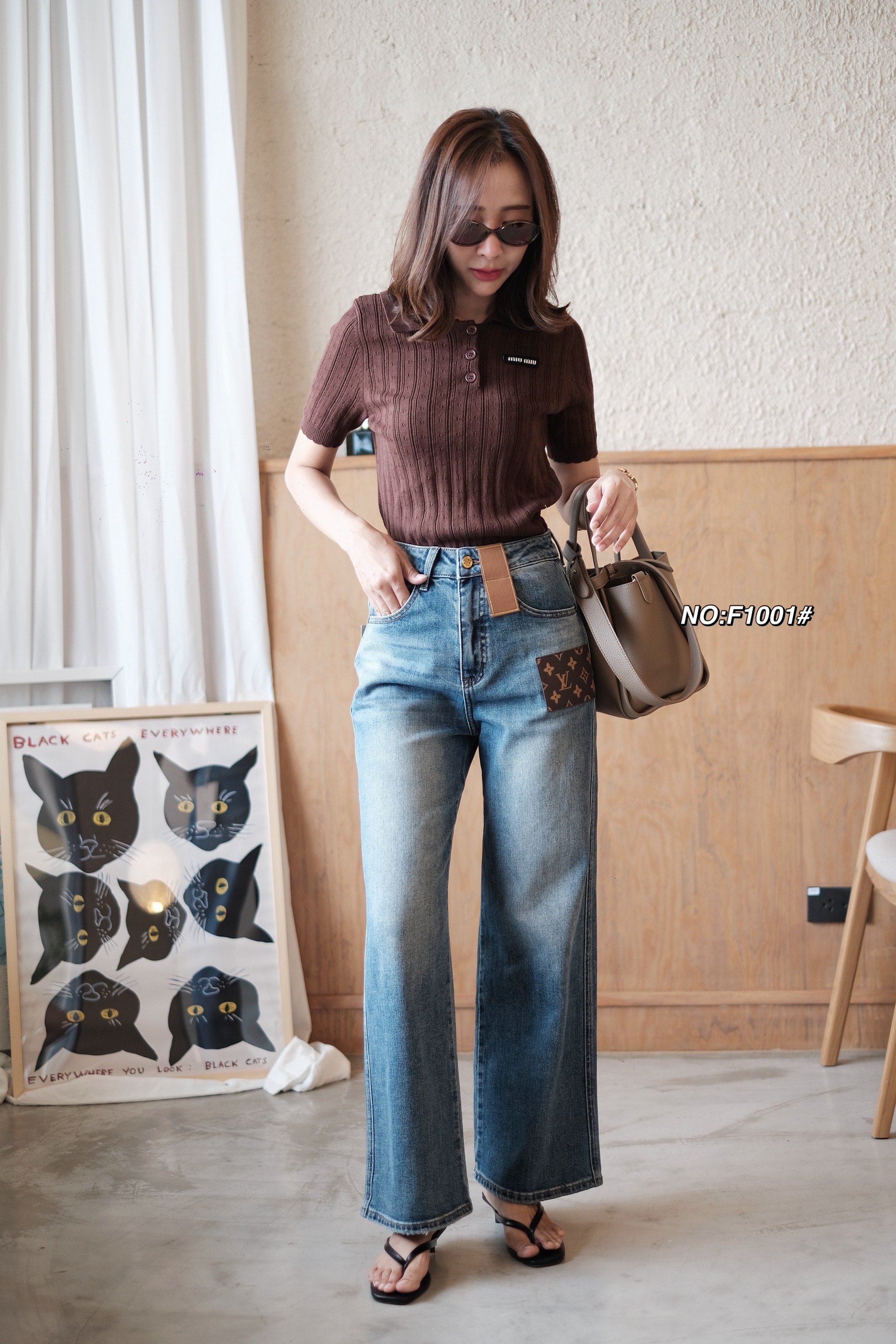 No.RGF1001# กางเกงยีนรุ่นนี้เป็นพิเศษ ขอกรี๊ดก่อนเลย (ผ้ายืดคะ)งานสวยจริงๆ ไม่ว่าเนื้อผ้า ทั้งสีและทรง สวยไปหมดเลยค่า ผ้านิ่มมากๆๆ กางเกงยีนส์ขากระบอก ทรงเอวสูงงงง ดีเทลเย็บป้ายหนังLVที่ตรงกระเป๋าหน้า ดูแพงสุดๆ สไตล์เก๋ๆ ใส่สบายสุดๆใส่แล้วดูเพรียวสูง