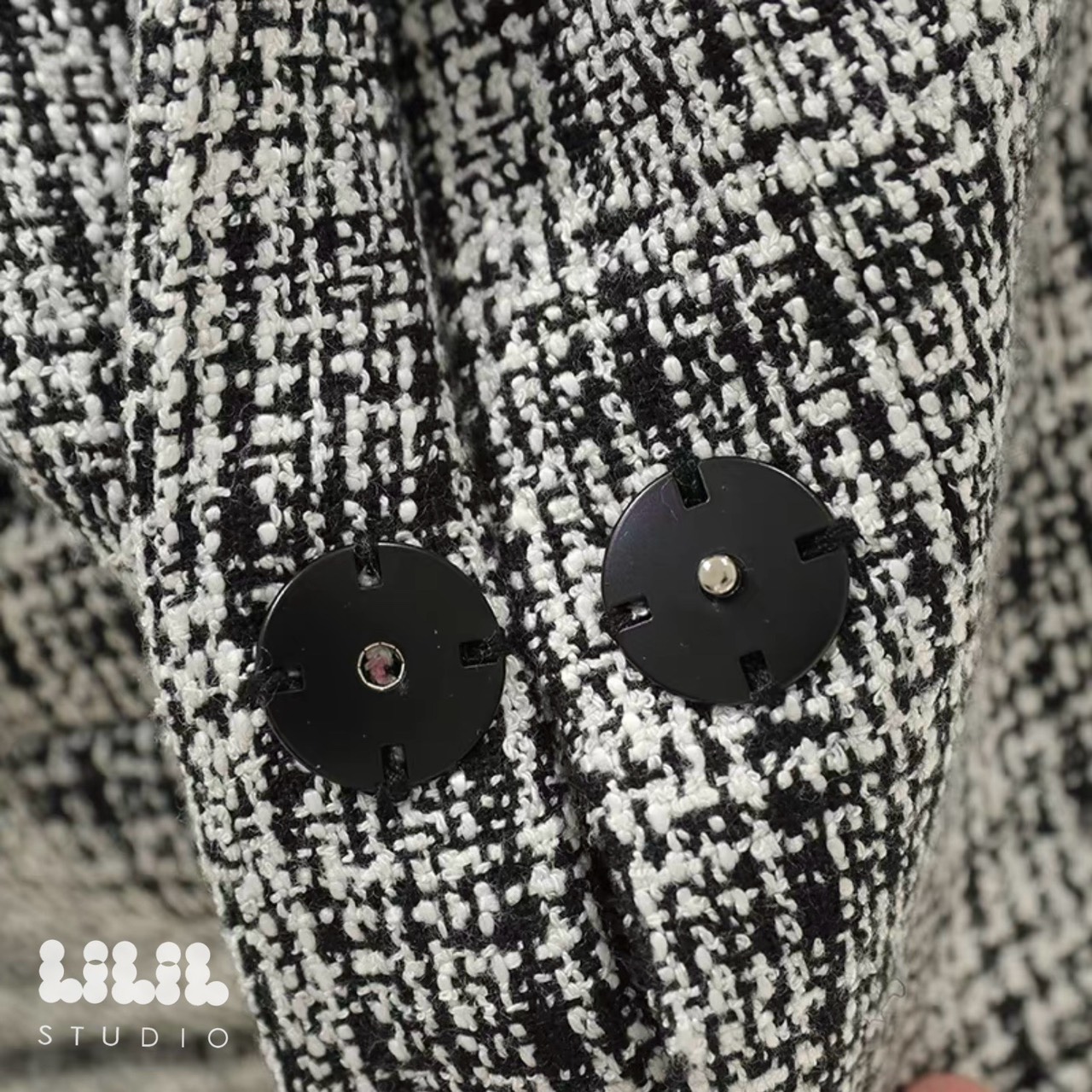 เสื้อคลุมทวีต ความยาวพอดีตัว มีซับใน กระดุมหน้า ใส่ดูดีมากค่ะ