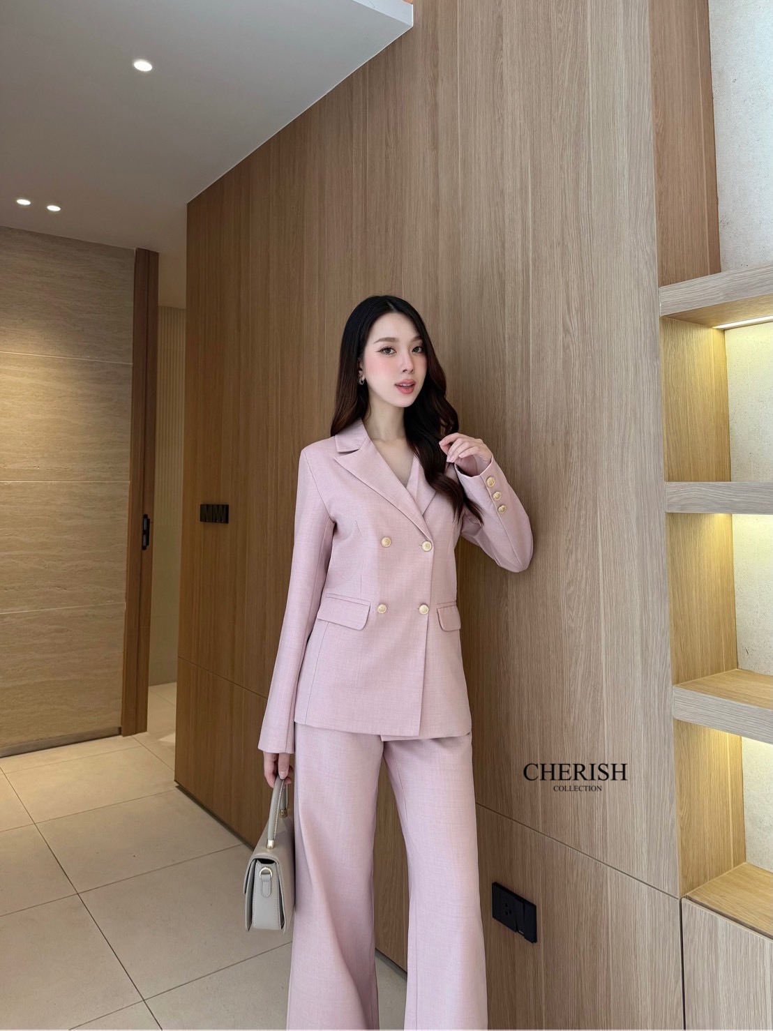 Setsuit เสื้อ+กางเกง ลุค CEO เรียบหรู ดูทันสมัย ทรงสวย ใช้ผ้าดี ใส่สบาย ตัวเสื้อสูทแต่งกระดุมทองมีกระเป๋า พร้อมซับในทั้งตัว มาพร้อมกับกางเกงขากระบอก มีกระเป๋า 2 ข้าง เซตนี้จะใส่ทำงาน หรือออกงานดูดีสุดๆค่ะ