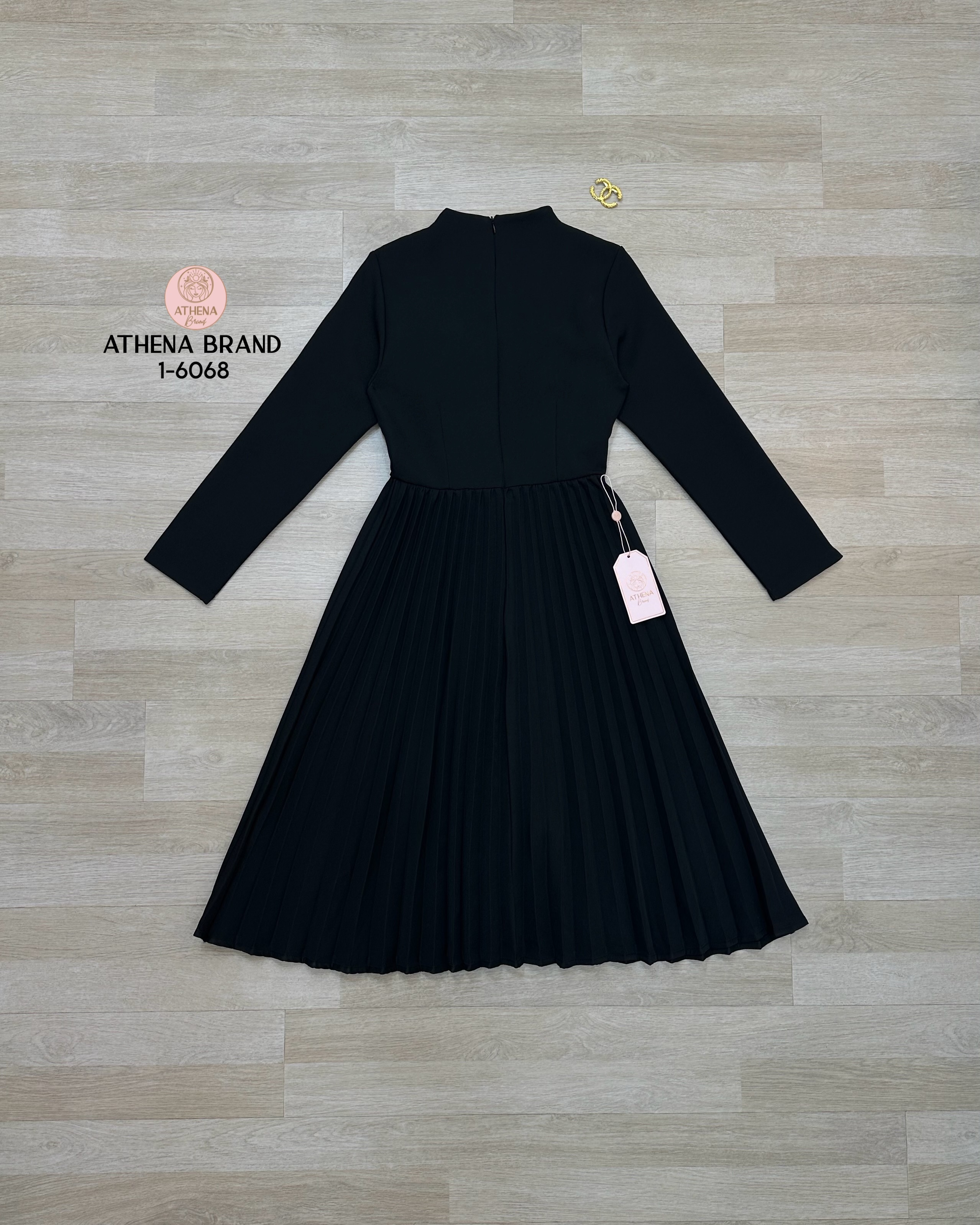 Tag 🔖 :Athena (อธีน่า) Brand Detail :: Dress+เข็มกลัด เดรสทรงสูทแขนยาวดีไซน์สวยเก๋ ตัวเดรสแต่งจีบอัดพลีท แมตช์มาคู่กับเข็มกลัดสีทองสวยหรูโดดเด่น งานมีซับใน สวมใส่แบบซิปด้านหลัง