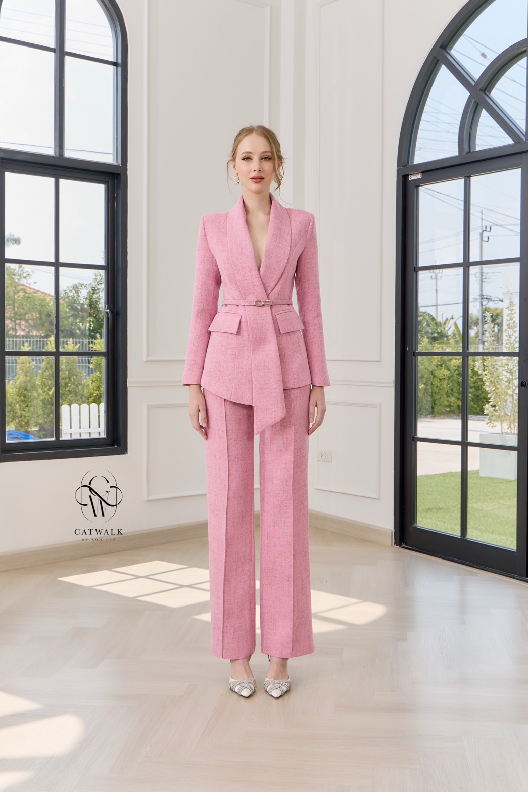 CATWALK BY KOH-TUN Detail>>> Set BLAZER เกรดพรีเมี่ยม เนื้อผ้าเกรดเอ ผ้าสั่งทอลายในตัว สวย ดูคลาสสิกมาก ตัวBLAZER เป็นทรงเข้ารูป มีกระเป๋า 2 ข้างใช้งานได้จริง ช่วงปกดีไซน์ออกมาดูเก๋สุดๆ มีเข็มขัดหัวทองคาดแล้วข่วยทำให้ดูเข้ารูปเป็นทรงมากยิ่งขึ้น ม