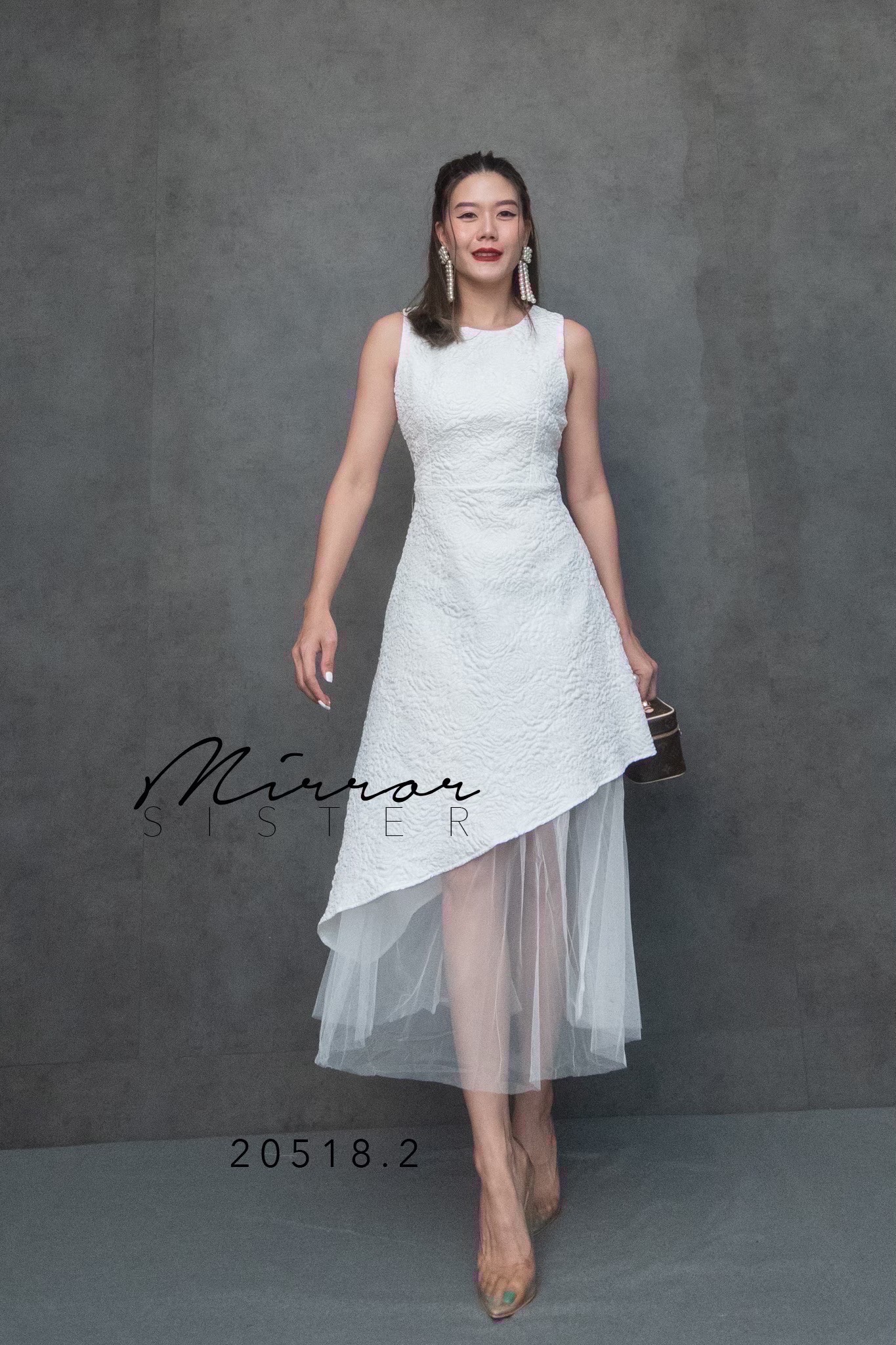 MiRRoRSiSTER’s LeNNoXA JACQuARD DReSS•• เดรสแขนกุดผ้าjacquard ทอลายดอกนูนสวยมาก แพทเทรินสวยงามใส่ง่าย ใครใส่ก็เริ่ดละมุน ช่วงบนเป็นคอกลมแขนกุด ด้านล่างกระโปรงทรงA มีดีไซน์เฉียงสโลปแต่งชายมุ้งน่ารัก บอกเลย..ใส่ดี..ใส่สวยจริงๆ ตอบโจทย์ทุกEVENT สวยทุกสี ชุดน