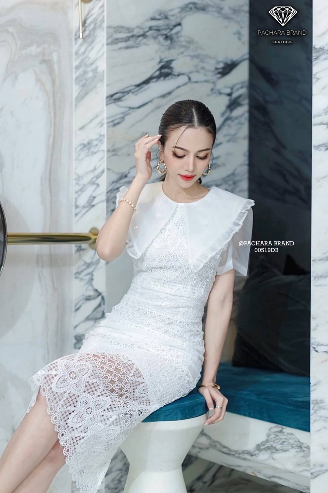 เดรสยาวแขนสั้นสีขาวทรงเข้ารูป ช่วงคอเสื้อแต่งระบาย เนื้อผ้าลูกไม้ทอฉลุลายสวยมาก งานซิปด้านหลัง มีซับในอย่างดี รุ่นนี้ใส่ชิลล์ถ่ายรูปสวยได้ทุกโอกาสเลยนะคะ #PACHARABRAND