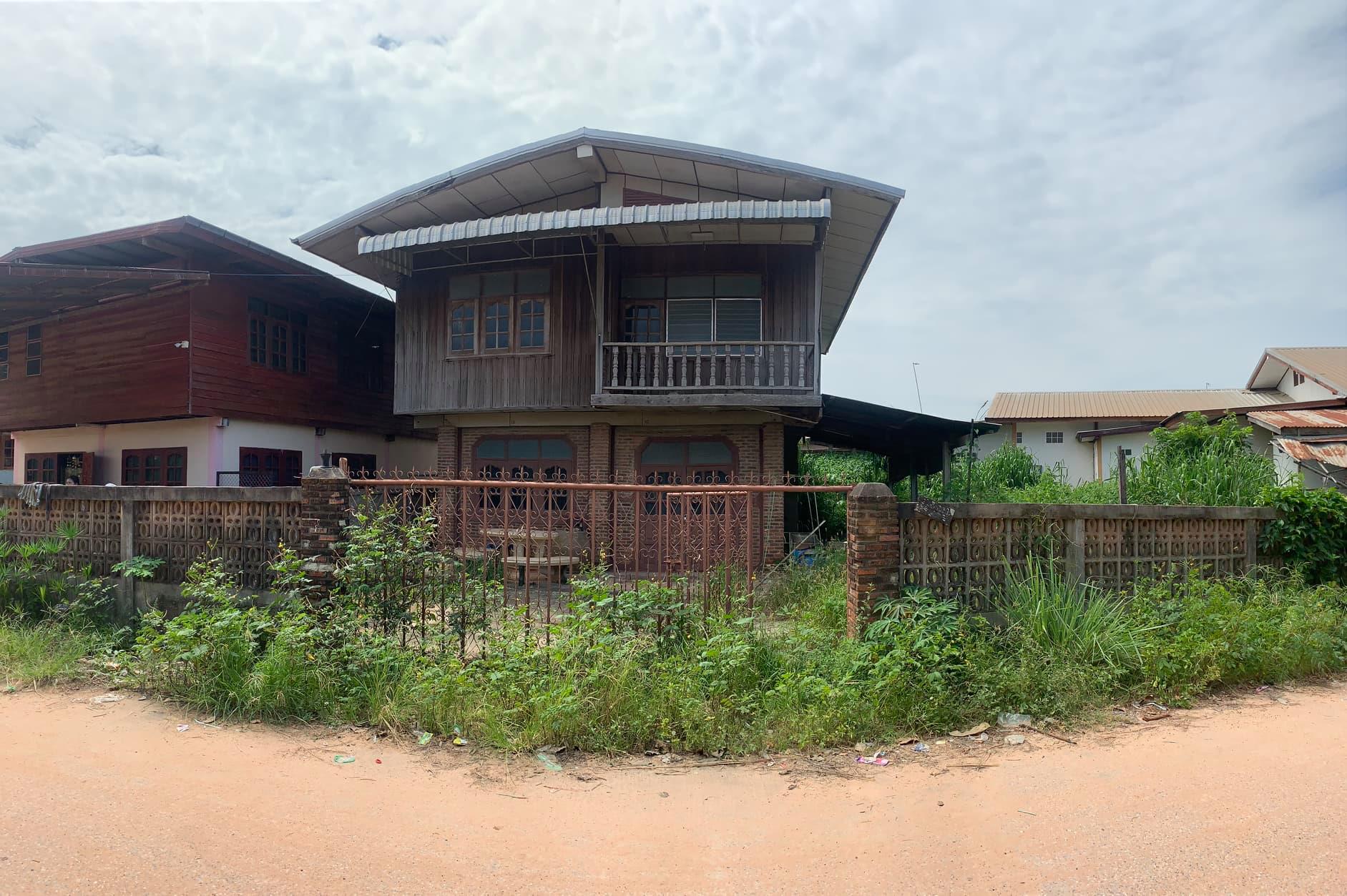 ขายบ้านพร้อมที่ดินราคาถูก อ.หนองกรุงศรี จ.กาฬสินธุ์ใกล้ถนนใหญ่ 2268 ห่างจากโรงเรียนห้วยยางดงวิทยา 386 เมตรการเดินทางสะดวก