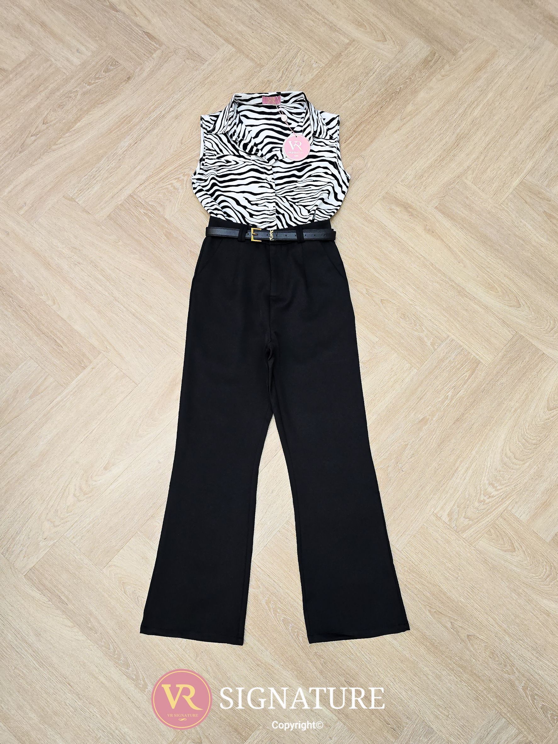 Set เสื้อเชิ้ตแขนกุด ติดกระดุมเรียงด้านหน้า เนื้อผ้าใส่สบาย มาพร้อมกางเกงขายาวทรงสวย ผ้าหนาเป็นทรงสวย มีซับใน มีเข็มขัดเข้าชุดให้ด้วยค่ะ คุ้มมากๆ สามารถใส่แยกกับชุดอื่นได้อีกเยอะเลยคะ ต้องจัดนะค่า