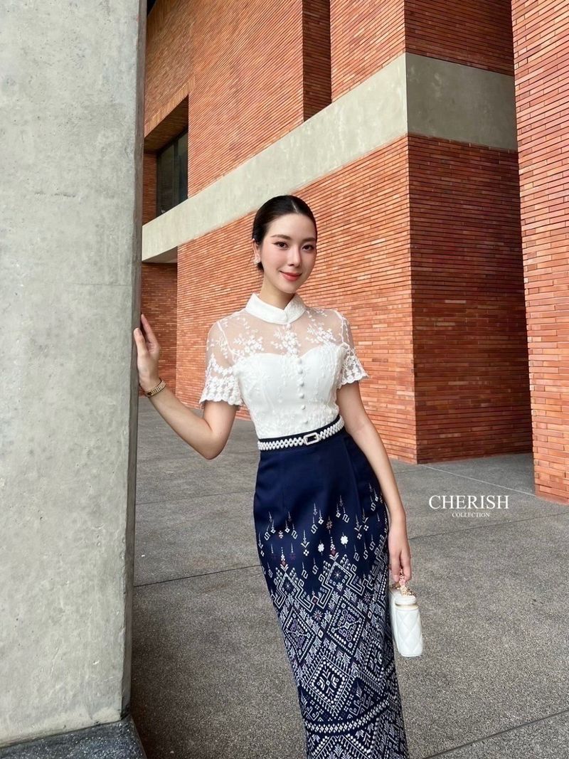 เซ็ทชุดไทย ชุดงานบุญ 3 ชิ้น เสื้อลูกไม้แต่งกระดุมมีซับในอย่างดี ใส่คู่ผ้าถุงสำเร็จเนื้อผ้าใส่สบาย จัดเข็มขัดมุกมาให้ครบเซ็ท สาวๆสายบุญ หรือจะใส่เป็นธีมชุดเพื่อนเจ้าสาวก็เหมาะ ใส่ได้ทุกเทศกาล ไม่ว่าจะออกงานไหน