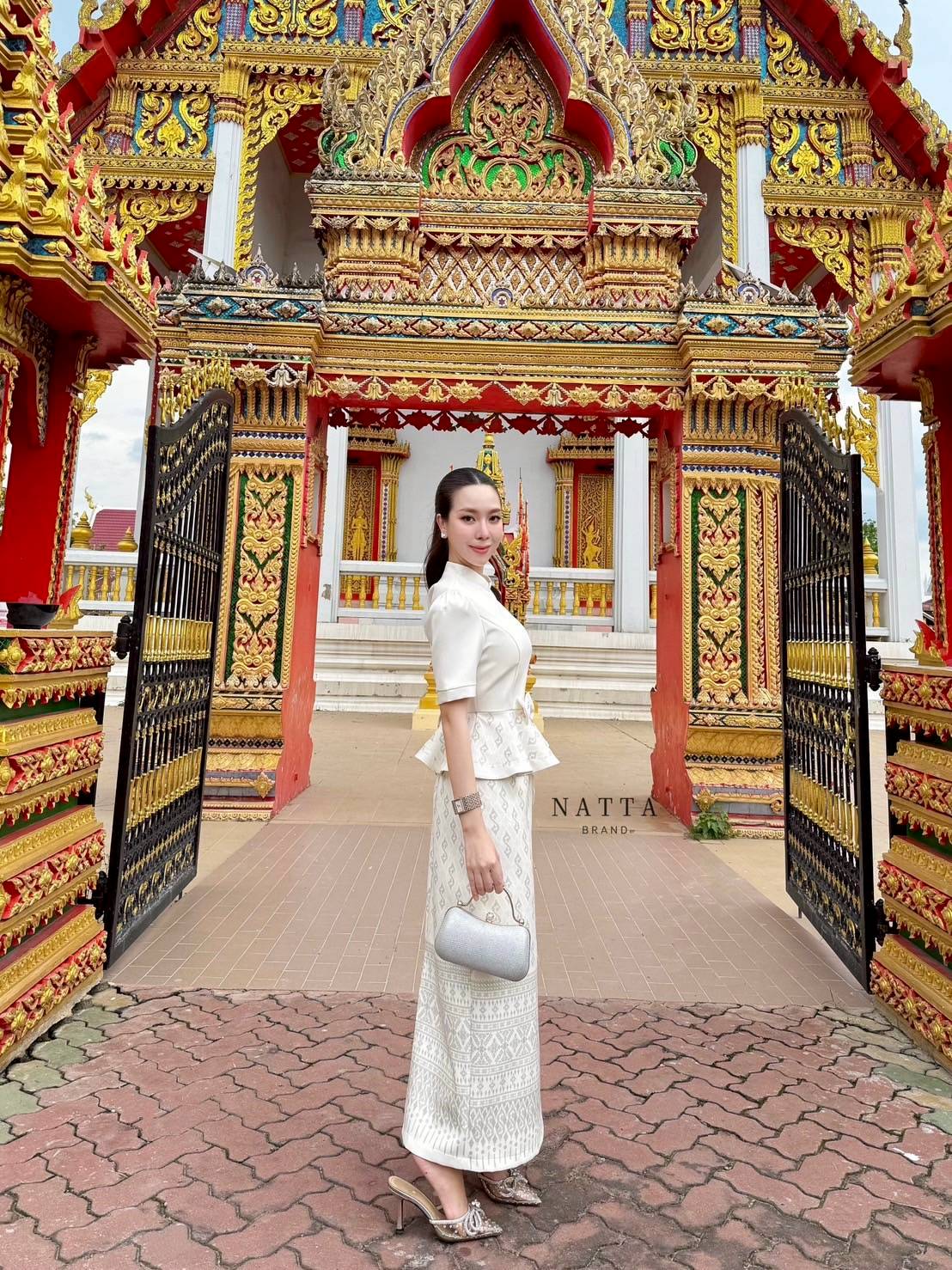 ชุด Set 2 ชิ้น เซ็ตชุดผ้าไทยเสื้อสีขาว ซิปด้านหลัง แต่งระบายชายเสื้อพิมพ์ลายไทย เพิ่มความน่ารักด้วยโบว์ด้านหน้า เสริมฟองน้ำทรงสวยมากขึ้น มาคู่กับกระโปรงผ้าพิมพ์ลายทั้งชุด ผ้าทรงกระสอบเข้ารูปกำลังดี #NATTABRAND #ป้ายNATTA #งานตามหา #เสื้อผ้างานป้าย #งานป้า