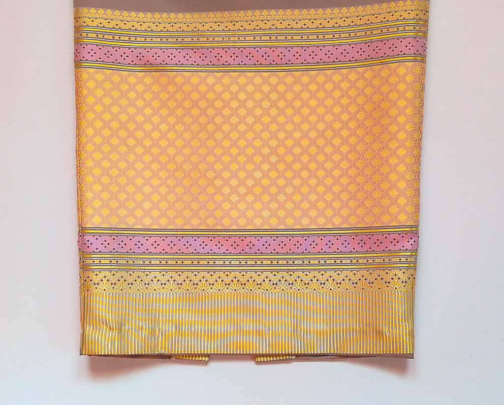 ผ้าถุงไหมสำเร็จรูป (สีโอวัลติน ทรงกระโปรง) งานตัดเย็บประณีต อัดผ้ากาวตามสีของผ้าถุง เนื้องานดีเกรด A (รอบเอว 30 นิ้ว)