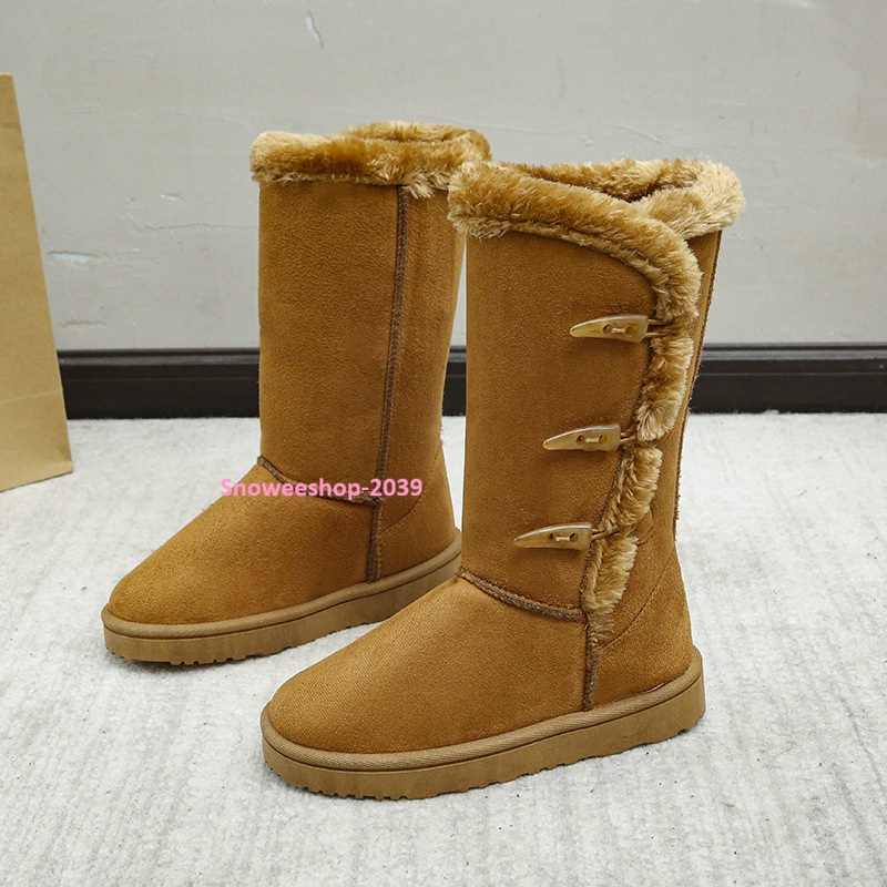 บูทยาวบุข้างในกำมะหยี่นุ่ม อบอุ่นสบายทุกย่างก้าว พื้นหนานุ่ม + กันลื่น มั่นใจทุกเส้นทาง หนังนิ่ม ใส่แมทช์ได้หลายลุค ไม่ว่าจะสตรีทชิค หรือเอลิแกนซ์ มีให้เลือกถึง 3 สีสุดคลาสสิค ครบทั้งแฟชั่นและฟังก์ชันในคู่เดียว