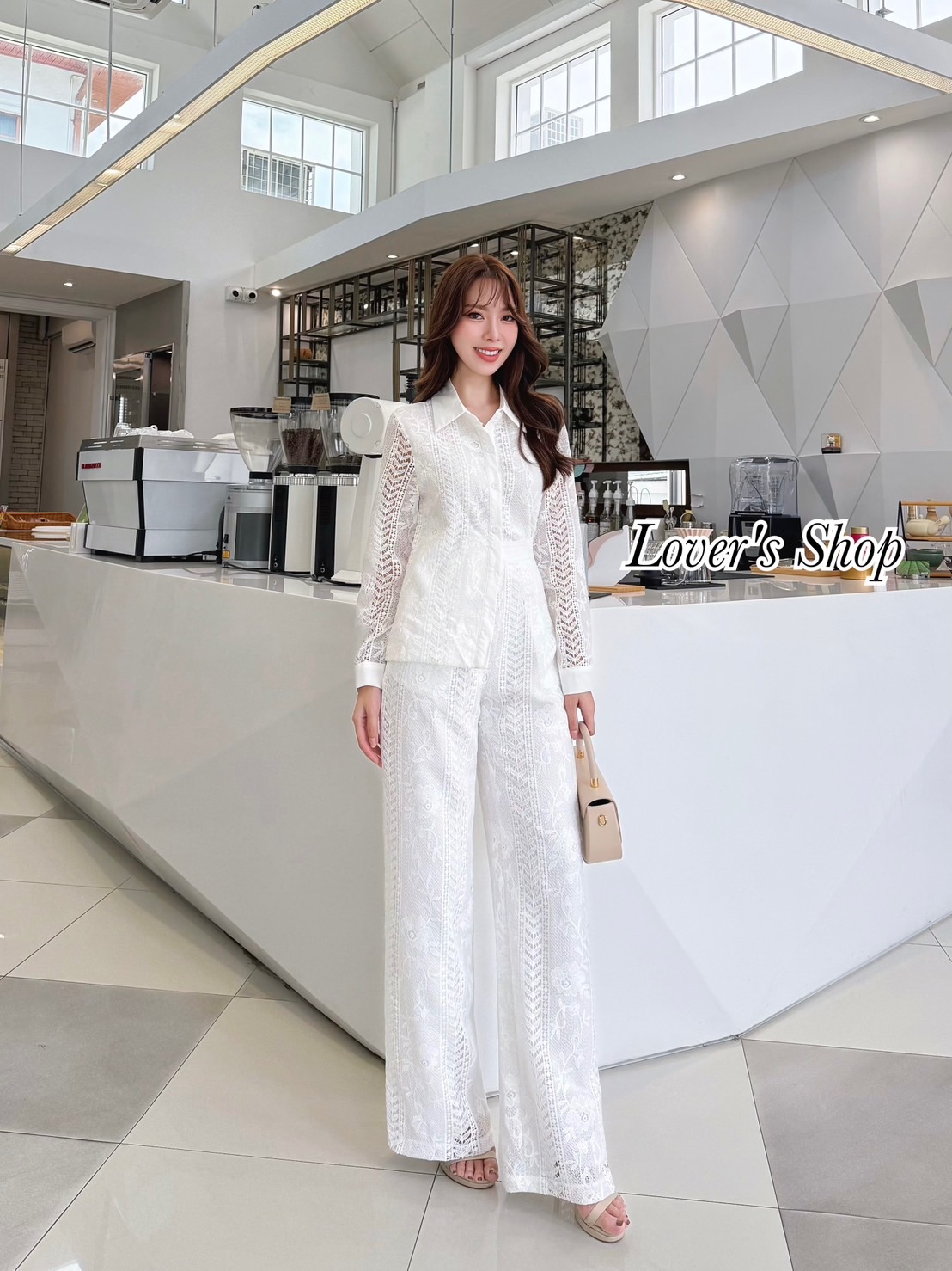 eg : Lover’s Shop Detail : Set 2ชิ้น Everyday Look ใส่ง่าย ใส่ยังไงก็สวย เสื้อเชิ๊ต+กางเกงขายาว ตัวเสื้อเชิ๊ตลูกไม้ทรงกระดุมหน้า มีซับในอย่างดร ช่วงแขนไม่มีซับ มาพร้อมกางเกงขายาว เอวสูงทรงสวยกางเกงซิบหลัง มีกระเป๋าข้าง2ฝั่ง