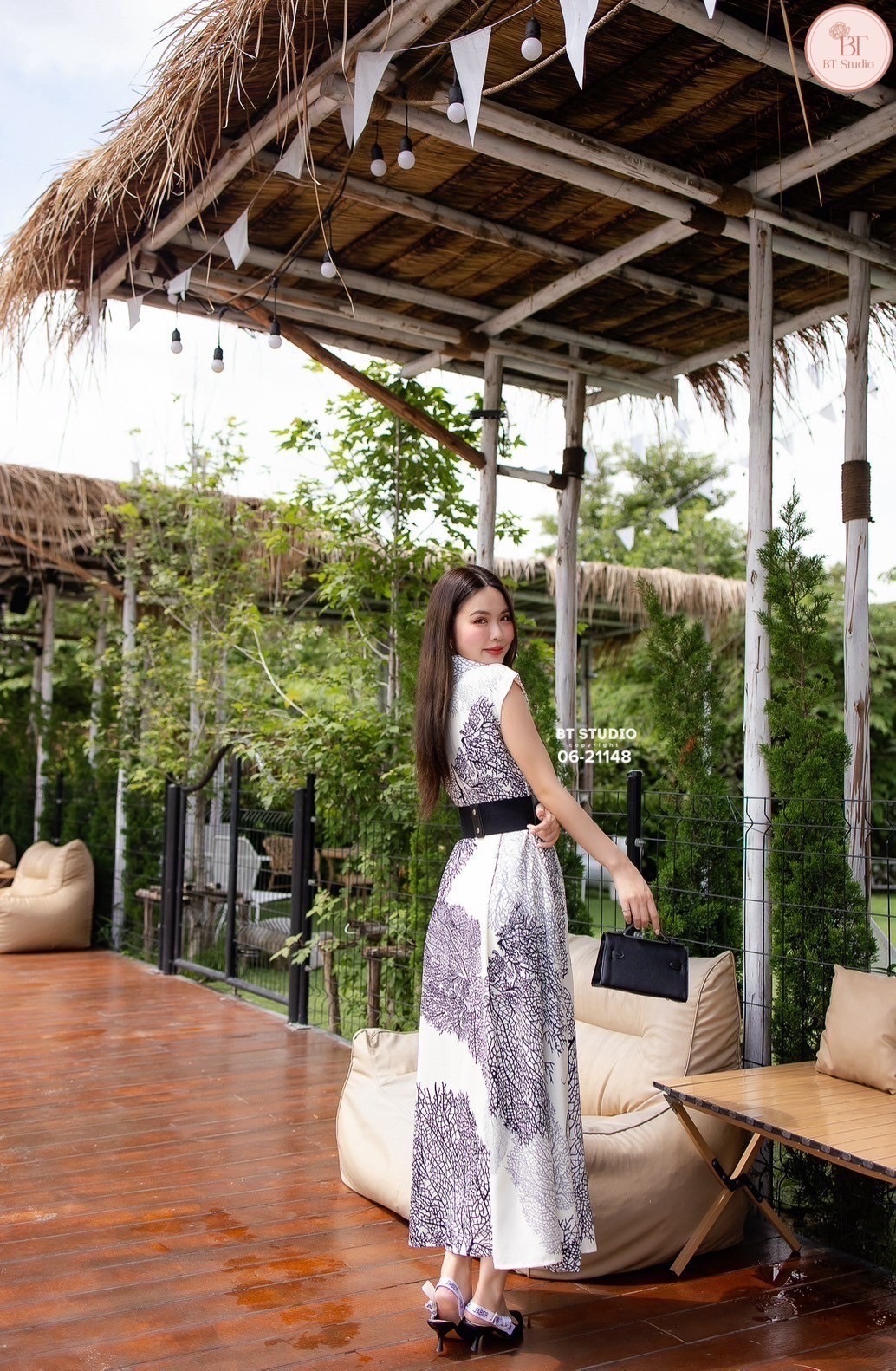 เดรสยาวแขนกุดคอปกกระดุมหน้า ดีไซส์พิมพ์ลายกราฟลิค สวยคมชัด เนื้อผ้าดีคัตติ๊งสวยมีซับในตัว มาพร้อมเข็มขัดสีดำคาดกลางใส่แล้วดูผอมเพรียวมากก