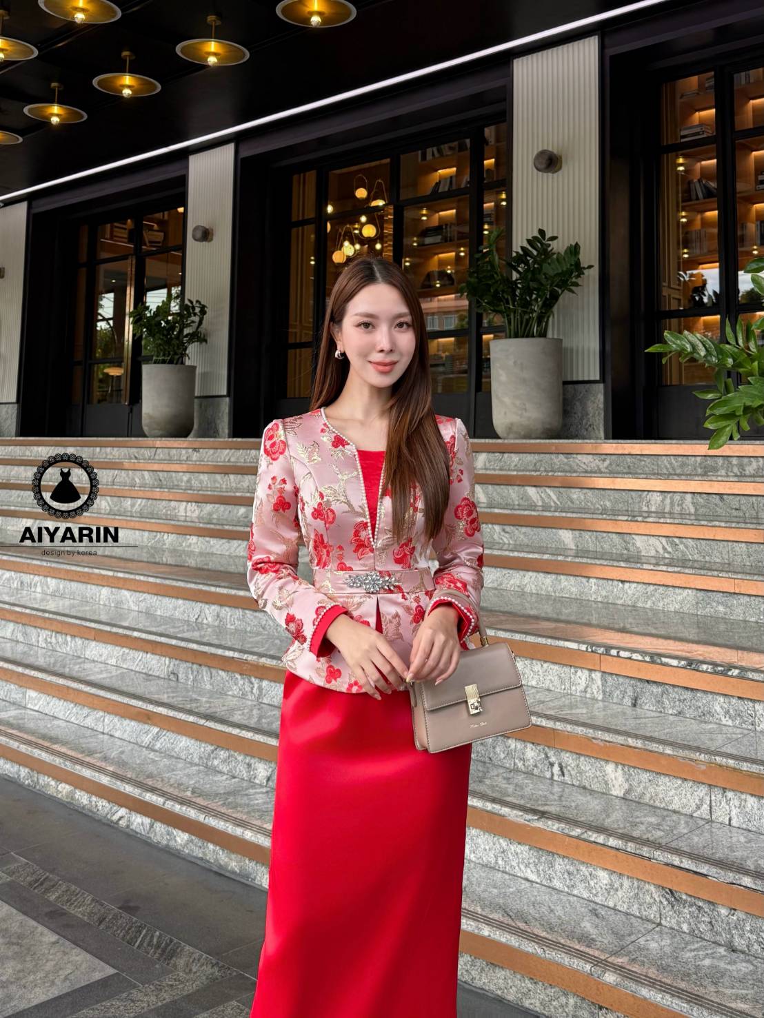 เดรสผ้าทอเนื้อดีมีทรงสวยมั้กๆผ้าหนานิ่มไฮโซสวมใส่ง่ายเเต่งเเนวลูกคุณมั้กๆคะเดรสผ้าทอปักดอกไม้สวยกระโปรงทรงเข้ารูปดูทรงสวยมากๆด้านหน้าเอวตกเเต่งเพชรทำให้ชุดดูเเพงดูเก๋ดูสวยมากๆดูไฮโซ