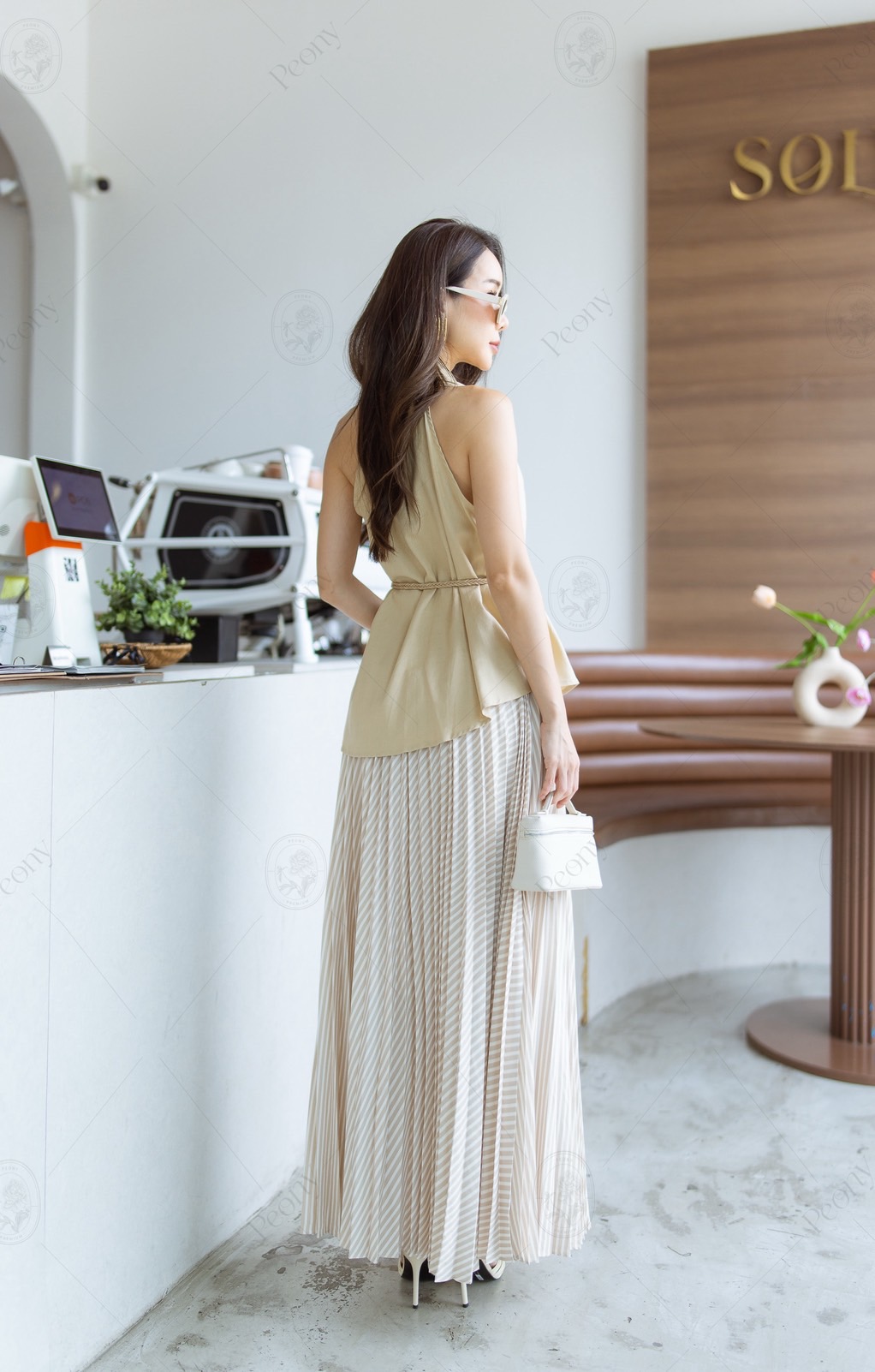 ชุดเซต เสื้อกล้ามคอกระดุมด้านหน้าชายเฉลียง เนื้อผ้าพริ้ว มาพร้อมกระโปรงอัดพลีทพิมพ์ลายทาง และเข็มขัดเข้าชุด คอมพลีทลุคสวย ได้หลากหลายโอกาส