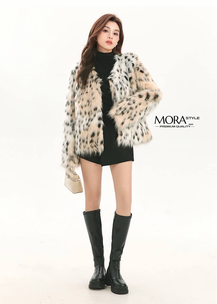 เสื้อคลุมแขนยาวแต่งขนทั้งตัว งานสวยแพง แต่งลายจุดดำทั้งชุด เหมาะกับแฟชั่นหนาวนี้สุดๆ ดีไซน์ออกมาเก๋ งานคือน่ารักมากค่ะ สาวๆต้องมีติดตู้นะคะ