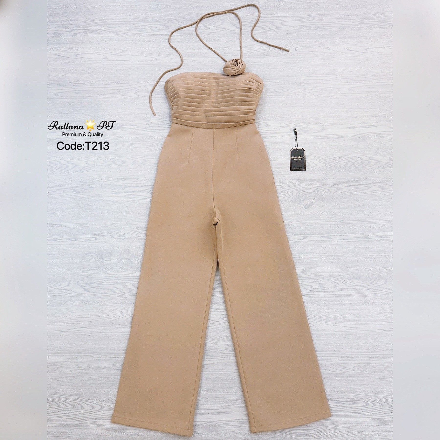 จั้มสูทกางเกงขายาว มีความเรียบหรูดูแพง แต่งดอกไม้เป็นเข็ด ดอกไม้สามารถถอดออกได้ ชุดมีซับใน หน้าอกมีฟองน้ำ มีกันลื่น มีซิบด้านหลัง กางเกงมีกระเป๋าทั้ง2 ข้าง เนื้อผ้าดีมากๆ ใส่ออกงาน ปาตี้ ดินเนอร์ #Rattana🌟PT #ชุดจั้มสูท#ออกงาน #ชุดเที่ยว#ชุดสีน้ำต