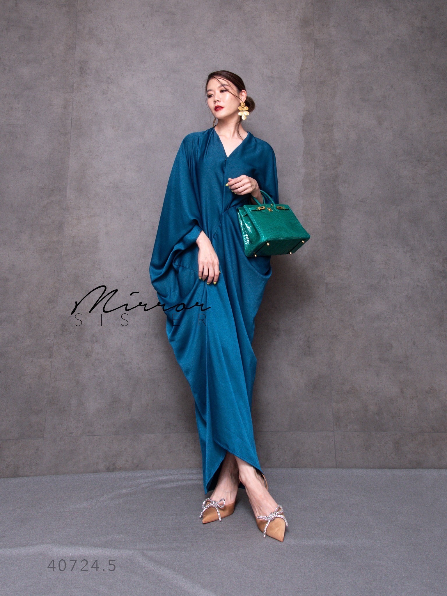 MiRRoRSiSTER's NaZaa LooSE MaXiDReSS•• เดรสซิลค์ทรงสวยอลัง แพทเทรินทรงหลวมๆ ดีเทลคอวีติดกระดุมแป๊ก ช่วงตัวแต่งเย็บlineโค้ง ชายหน้าผ่า แขนข้างนึงสั้นกว่าข้างนึงยาวกว่าเก๋ไก๋ แพทเทรินอำพรางสัดส่วน ใครใส่ก็ดูหรูหรา มีออร่าทุกสี