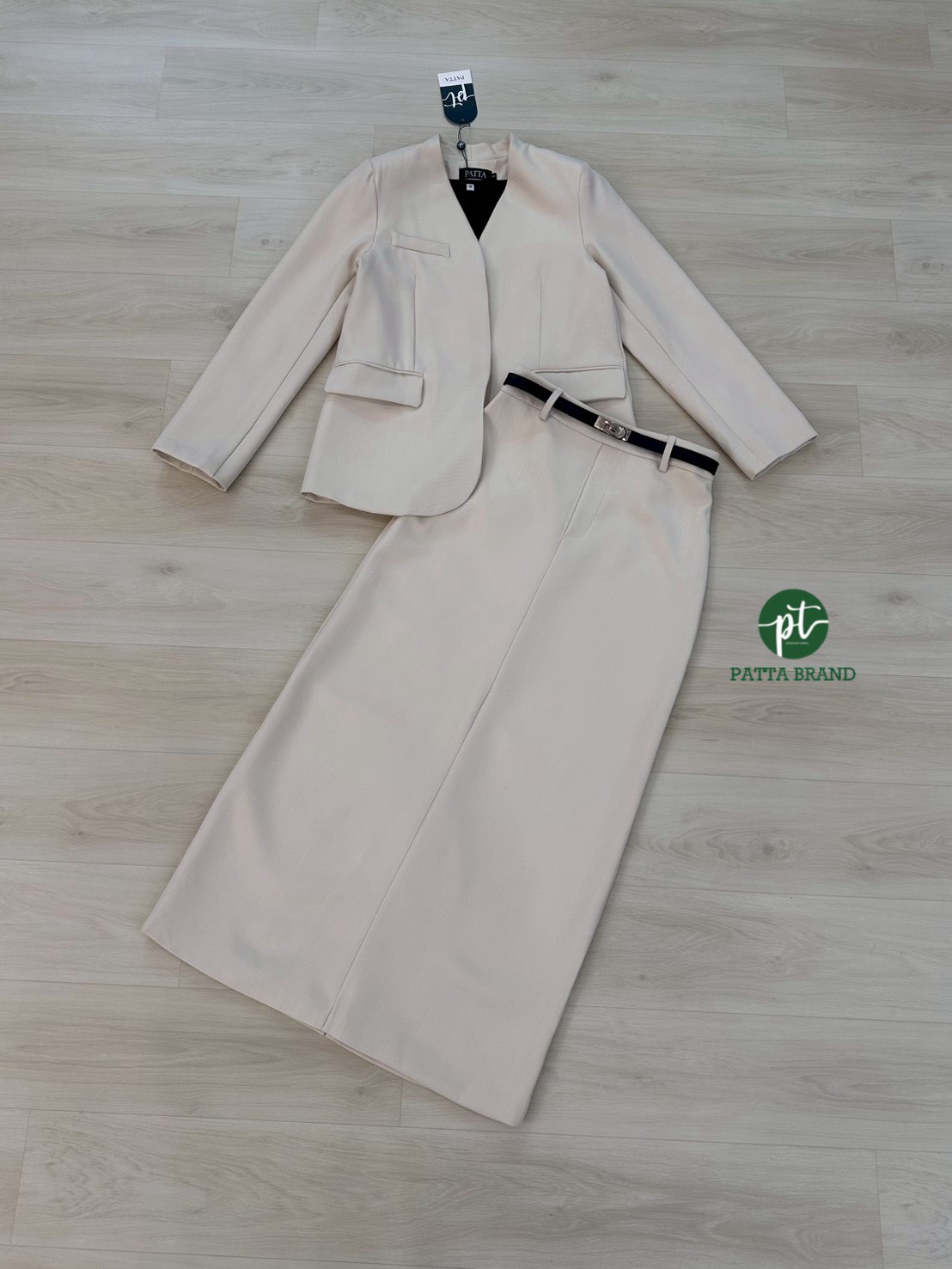 Set 3ชิ้น สุดคุ้ม เสื้อคลุมเบเซอร์แขนยาว สีครีม กระเป๋าหน้าใช้งานได้จริง มาพร้อมเสื้อกล้ามสีดำ คอกลมตัวใน เนื้อผ้ายืดหยุ่นได้ตามตัว แมทซ์กับกระโปรงยาวทรงสอบสีครีม ดีเทลแต่งผ่าหลังยาว (ซิปหลัง) ใส่คู่กับเข้มขัดสีดำเส้นเล็ก สวย เนื้อผ้าดีสุดๆ ลุคCEO ติดแกรม