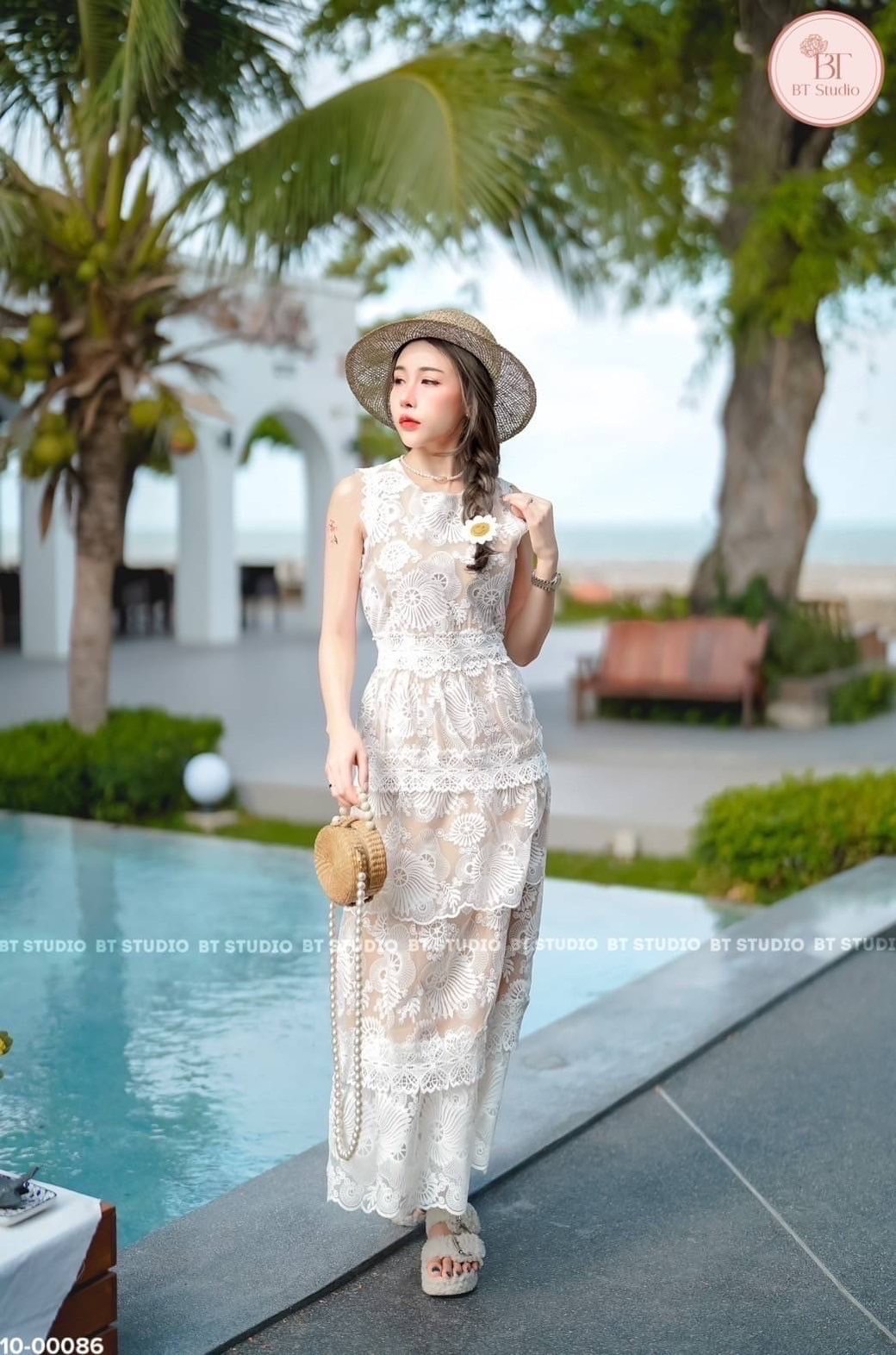 เดรสลูกไม้แขนกุดแต่งระบายติดขอบแต่งกุ้นเป็นชั้น ๆ งานด้านในมีซับสั้น ซิปหลัง งานลูกไม้สีขาวแต่งฉลุลายเนื้อผ้าดี ชุดนี้ห้ามพลาดค่ะ งานสวยมากก