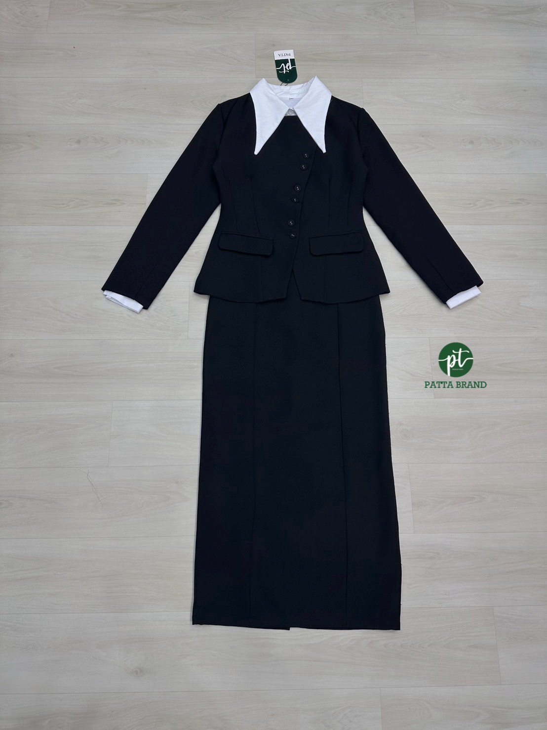 Set 3ชิ้น สุดคุ้ม เสื้อคลุมเบเซอร์แขนยาว สีดำ ดีเทลกระดุมหน้ายาว และกระเป๋าหน้าใช้งานได้จริง มาพร้อมเสื้อเซิ้ตคอปกสีขาวผ้านิ่มใส่สบาย แมทซ์กับกระโปรงยาวทรงสอบสีดำ ดีเทลแต่งผ่าหลังยาว (ซิปหลัง) ใส่คู่กัน สวย เนื้อผ้าดีสุดๆ ลุคCEO ติดแกรม