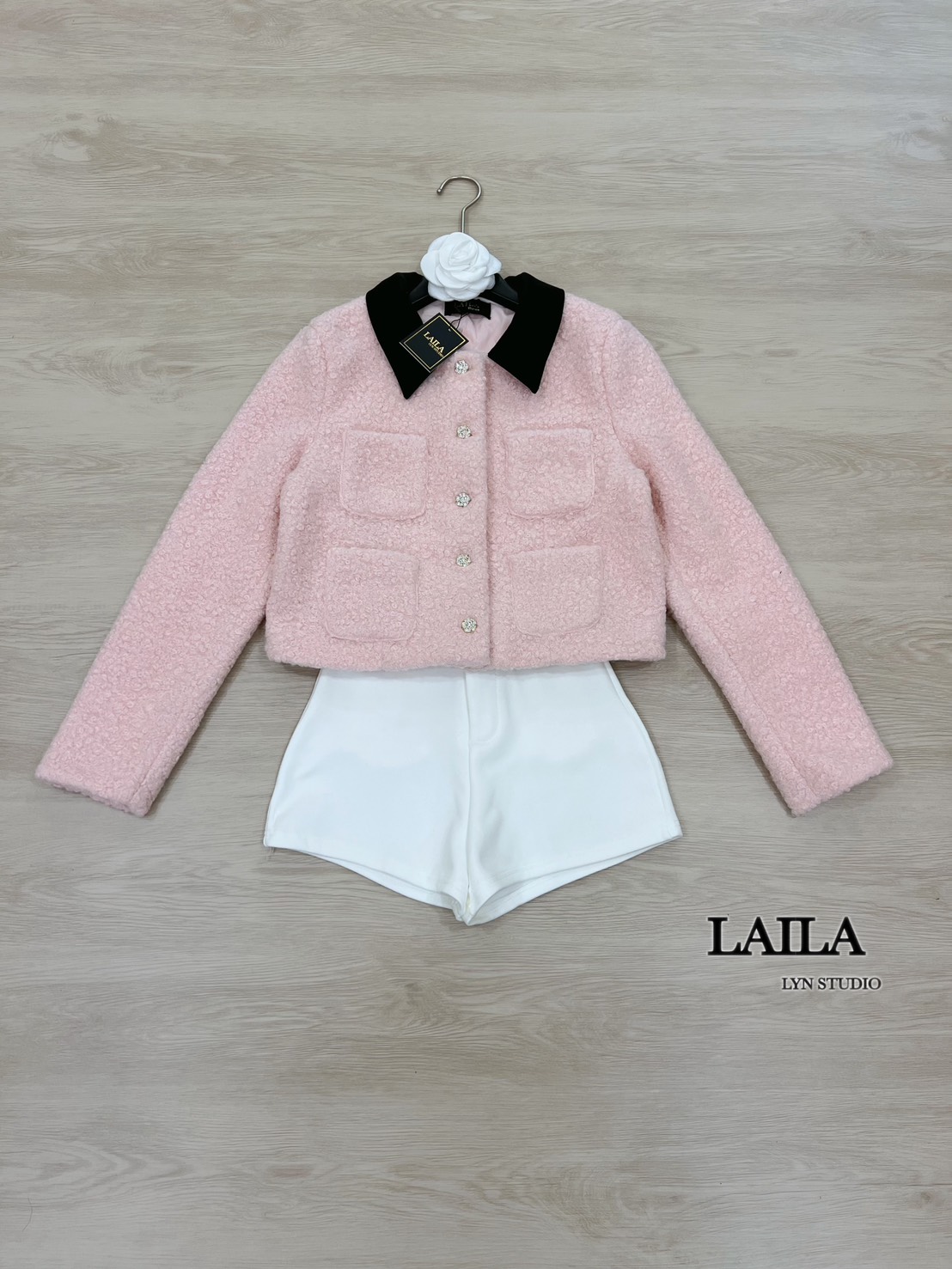 Tag : LAILA Detail: SET เสื้อ+กางเกง งานเสื้อสเวตเตอร์ทรงแขนยาวงานผ้าขนนุ่มๆๆทั้งตัวดีไซน์ด้วยแต่งปกสีดำตัดกับตัวเสื้อดีมากมาในโทรนครีมออฟไวท์/ชมพูและพร้อมกระดุมด้านหน้างานผ้ามีน้ำหนักผ้าสวยมากค่า มาพร้อมกางเกงขาสั้สีแมชสุดๆลุคนี้สวยแพง น่ารักมากๆๆ #byLai