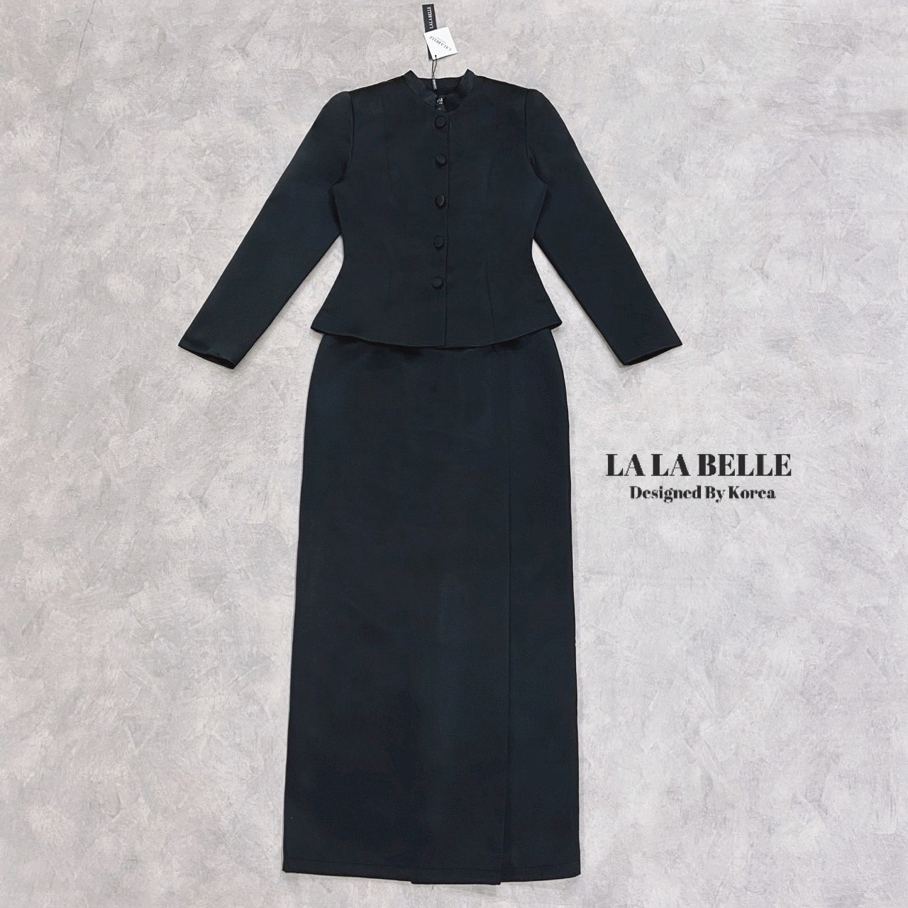 ชุดไทยจิตรลดาคอตั้งแขนยาวบ่าเสริมฟองน้ำยกไหล่กระดุมปั้มเรียงเม็ดตัวชุดเข้าเอวแต่ไม่แน่นทรงสวยมาพร้อมผ้าถุงป้ายหน้าใช้ผ้าเยอะเผื่อให้ใส่เดินนั่งได้สะดวกเพราะตรงที่ป้ายเผื่อผ้าให้เยอะไม่มีผ่าหลังใส่ได้สุภาพเนื้อผ้าไหมอิตาลีแ