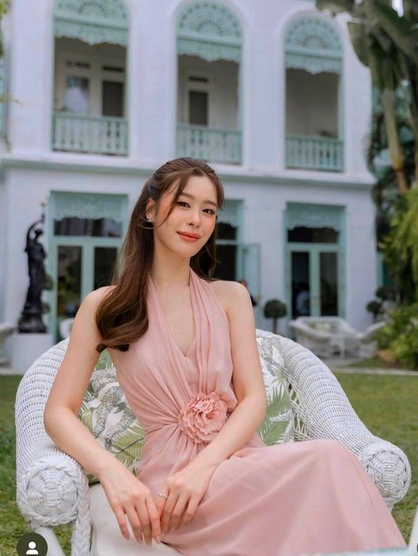 เดรสแขนกุด คอวี ดีเทลจับจีบช่วงใต้อกไล่ลงมาเป็นทรงสวย มาพร้อมเข็มกลัดดอกไม้ตกแต่งด้านหน้า ตัวเดรสมีฟองน้ำและซิปหลัง พร้อมซับในอย่างดีทั้งตัว เดรสรุ่นนี้แพทเทิร์นสวยมากนะคะ ได้ไปรับรองไม่ผิดหวังแน่นอนค่ะ หรูหราคลาสสิคมาก