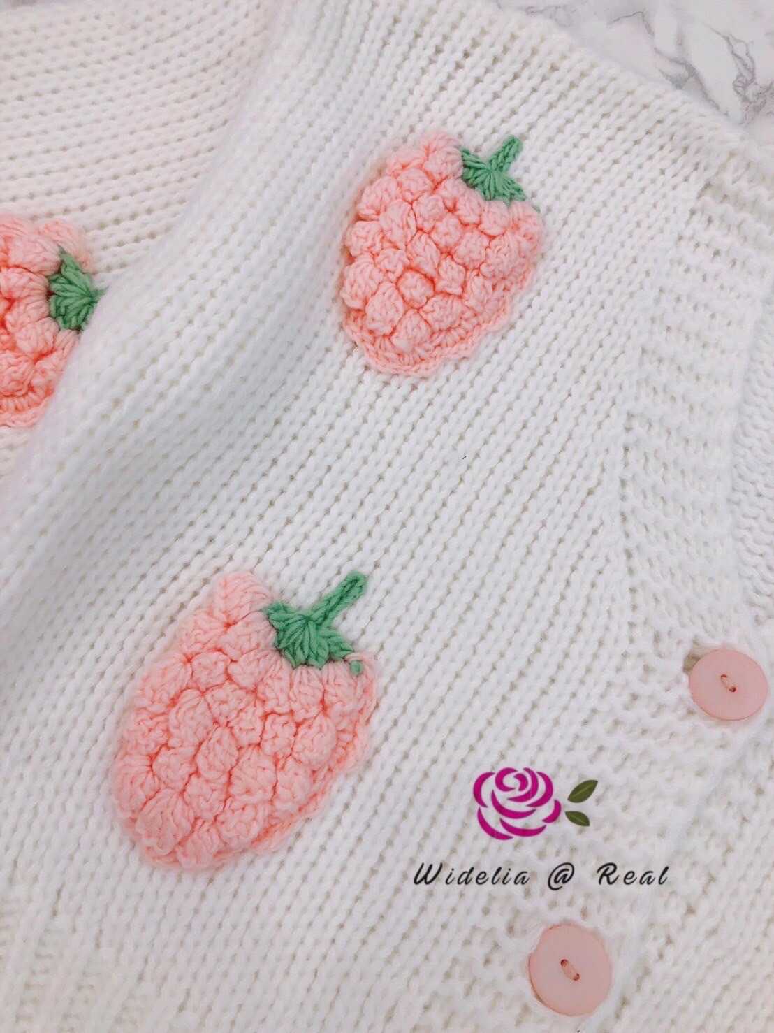 Jacket แจ็คเก็ตแสนสวย คุณขางานสวยอลังการมาก งานน่ารักไม่ไหวแล้วแม่ สตอเบอรี่ลูกใหญ่มาก เนื้อผ้าหนานุ่ม ใส่อุ่นสบาย ใกล้หน้าหนาวแล้วน๊า รีบจัดให้ไวเลยจ้า งานน่ารักทั้ง2สีเลยนะคะ รุ่นนี้งานสวยและผ้าดีสุดๆ