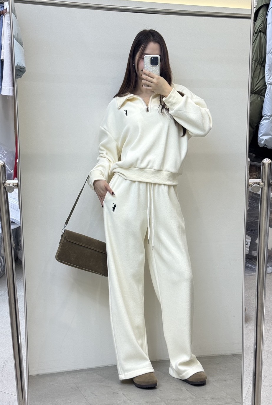 Set 2 pcs เสื้อแขนยาวคอปีน+กางเกงขายาว ✔ เสื้อแขนยาวคอปีนปักสายช่วงอก ✔ กางเกงขายาวทรงขากระบอก เอวยางยืด มีกระเป๋าล้วงข้าง ✔️ ใส่เป็น Airport look ได้เลยค่าาา ✈️