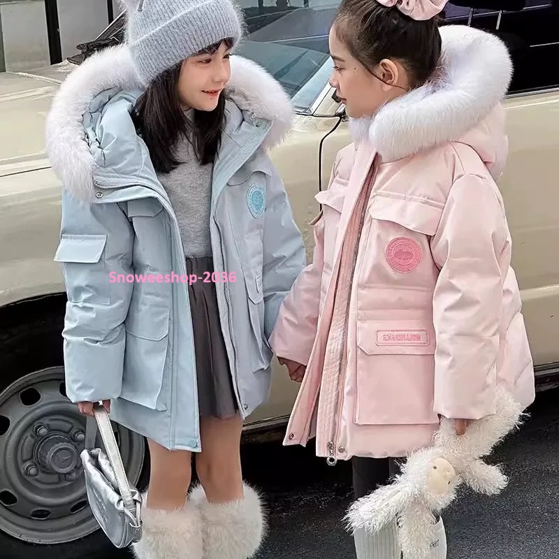 เจ้าหญิงหิมะตัวน้อยก็ต้องมีลุคสุดคิวท์ อบอุ่นทุกองศา แต่ยังสวยหวานในทุกช็อต เสื้อโค้ทเด็กผู้หญิงทรงยาวปานกลาง บุขนหนานุ่ม กันหนาวติดลบ ฮู้ดขนเฟอร์สุดฟู ถ่ายรูปมุมไหนก็น่ารัก กันลม กันหิมะ อุ่นสบายไม่กลัวหนาว มี 2 สีคิวท์ๆ — ฟ้า & ชมพู ไซซ์ 110-160 cm