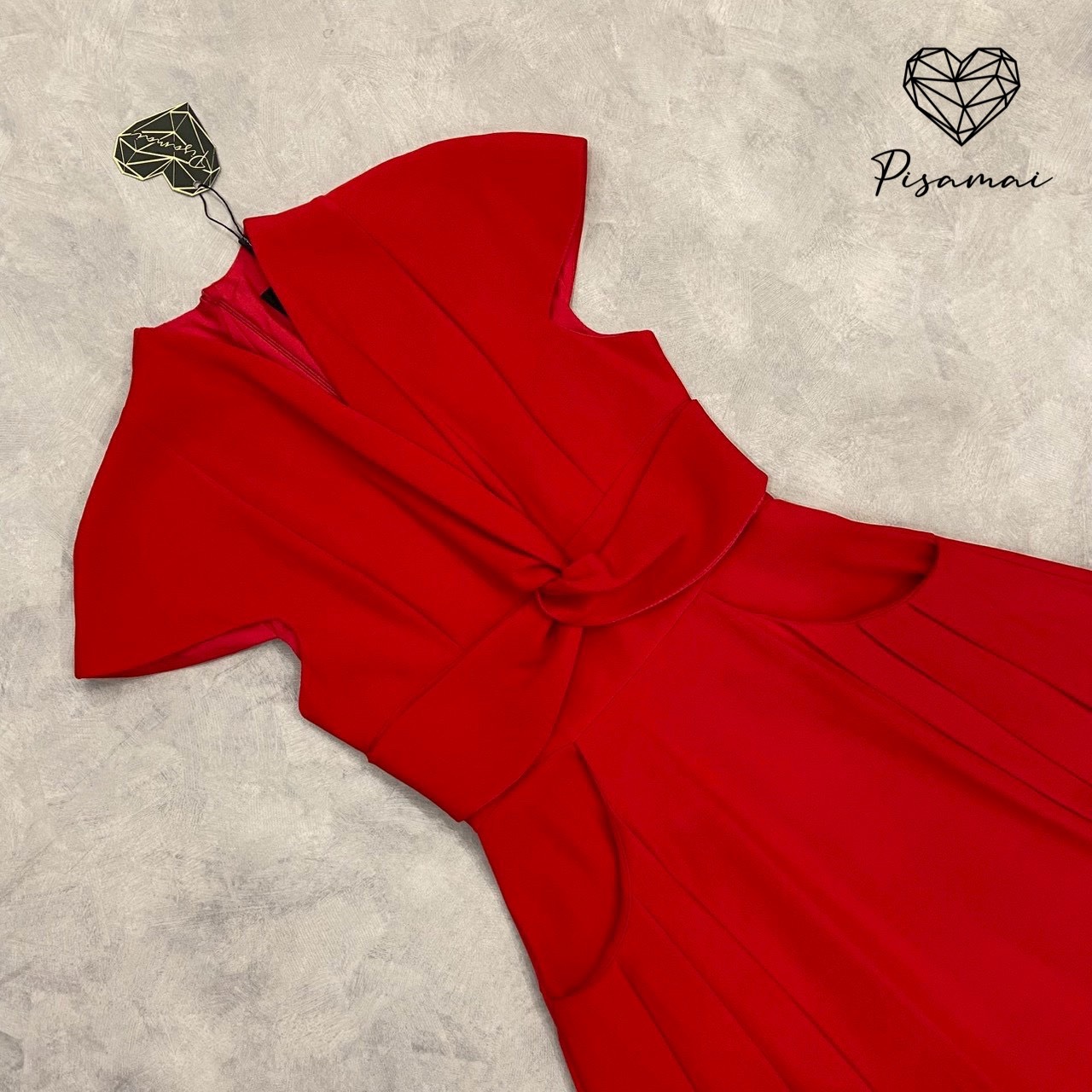 เดรสตัวยาวทรงมีแขนมัดหน้าสีแดง มาในทรงกระโปรงบานยาว ดีไซน์สวย หรู old money ดูแกรมมากๆค่า ต้องมีเลยค่า