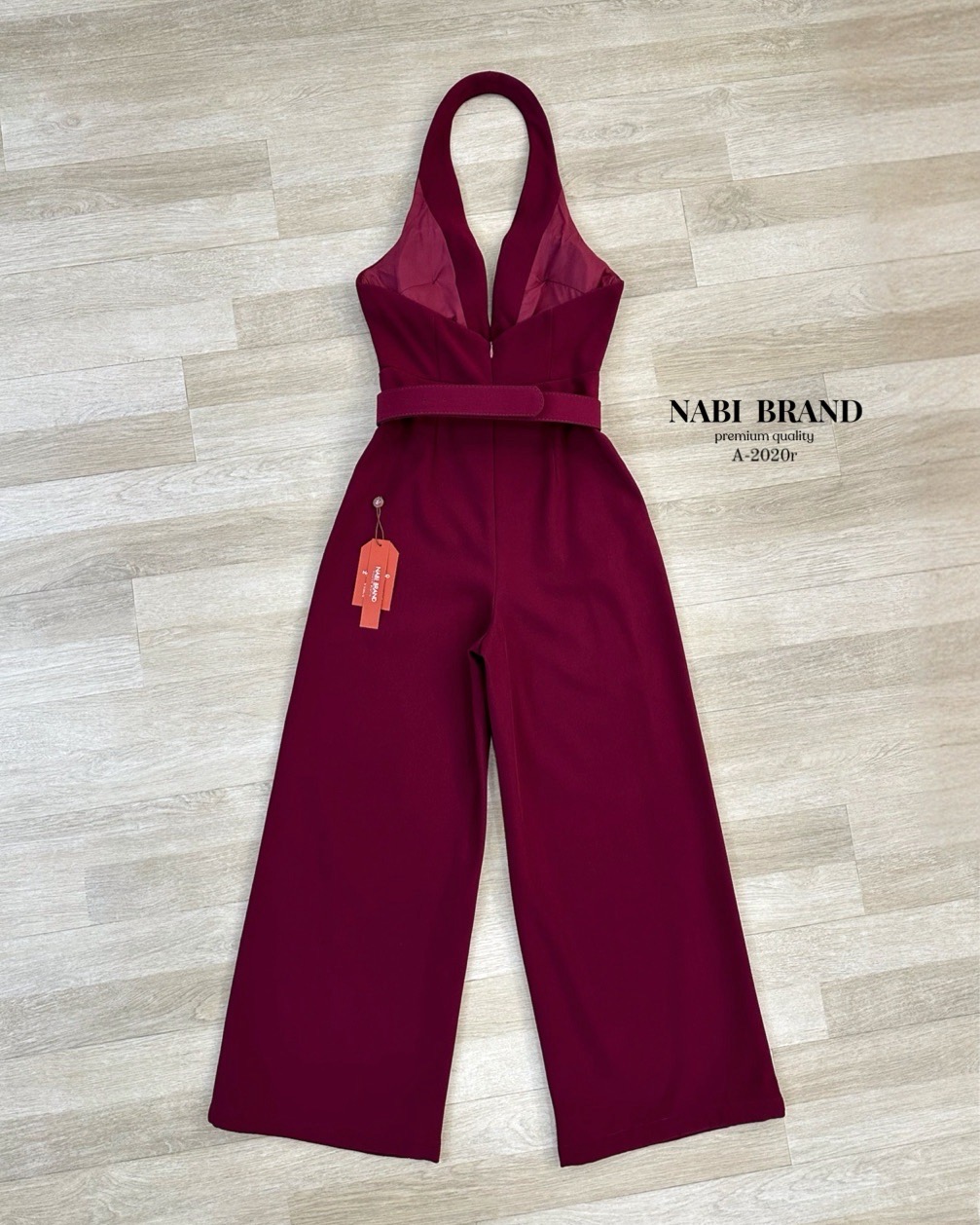 จั้มสูทขายาวทรงขาม้า สีดำทรงคล้องคอ ด้านหน้าเป็นทรงคอวี โชว์หลังแอบsexyหรูไฮมากค่ะ เพิ่มกระเป๋า2ข้าง ใช้งานได้จริง มาพร้อมกับเข็มขัดรัดเอว บอกเลยว่ารุ่นนี้คือ ใส่สวย ดูสูงผอมเพรียว ที่สำคัญเนื้อผ้าดี มีฟองน้ำ มีซับใน 🖤 #นาบีแบรนด์ #nabibrand #blac