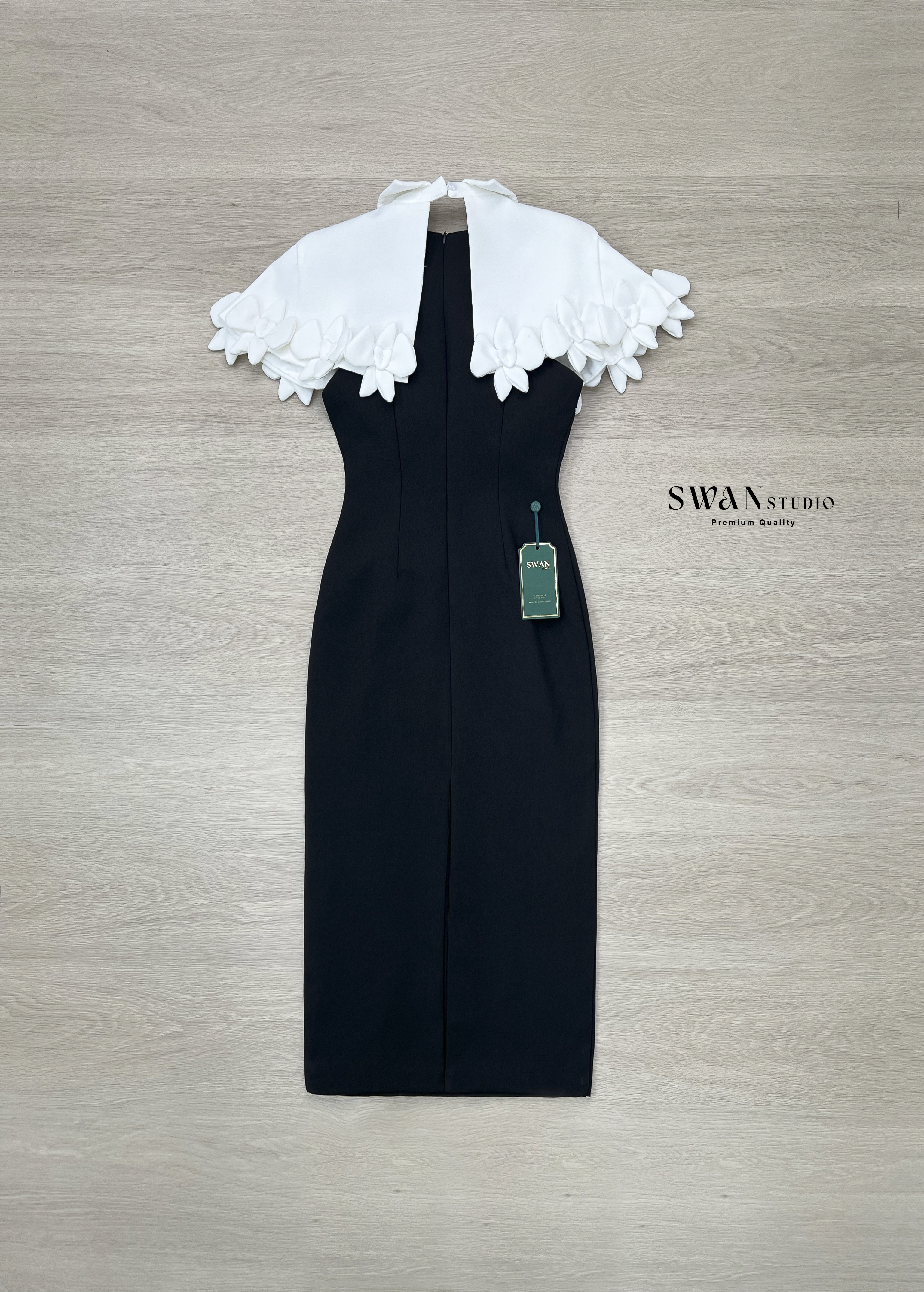 Set 2 ชิ้นสุดหรู เสื้อคลุม+เดรส เสื้อคลุมสีขาวดีเทลกลีบดอกไม้เรียงซ้อน เพิ่มมิติและความหวานอย่างมีระดับ แมตช์กับเดรสดำเข้ารูปทรงเรียบหรู เผยลุคผู้หญิงมีคลาส ดูแพงและสง่างามทุกองศา