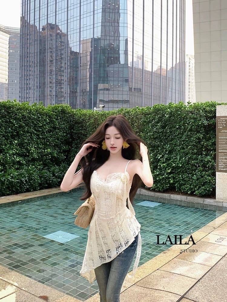 Tag: LAILA Detail: Set เสื้อ+กางเกง เสื้อทรงสายเดี่ยวงานแต่งฉลุลูกไม้แน่นๆทั้งตัวทรงเฉลียงข้างปล่อย ชายระบายตัดต่อเย็บอย่างดี งานดีไซน์แต่งเข็มกลัดดอกสีเดียวกับเสื้อ มาพร้อมกางเกงทรงขาม้า ฟอกสีสนิมเข้ม งานยีนส์นำเข้า💯 แต่งกระเป๋าสองข้าง สามารถใช้ง