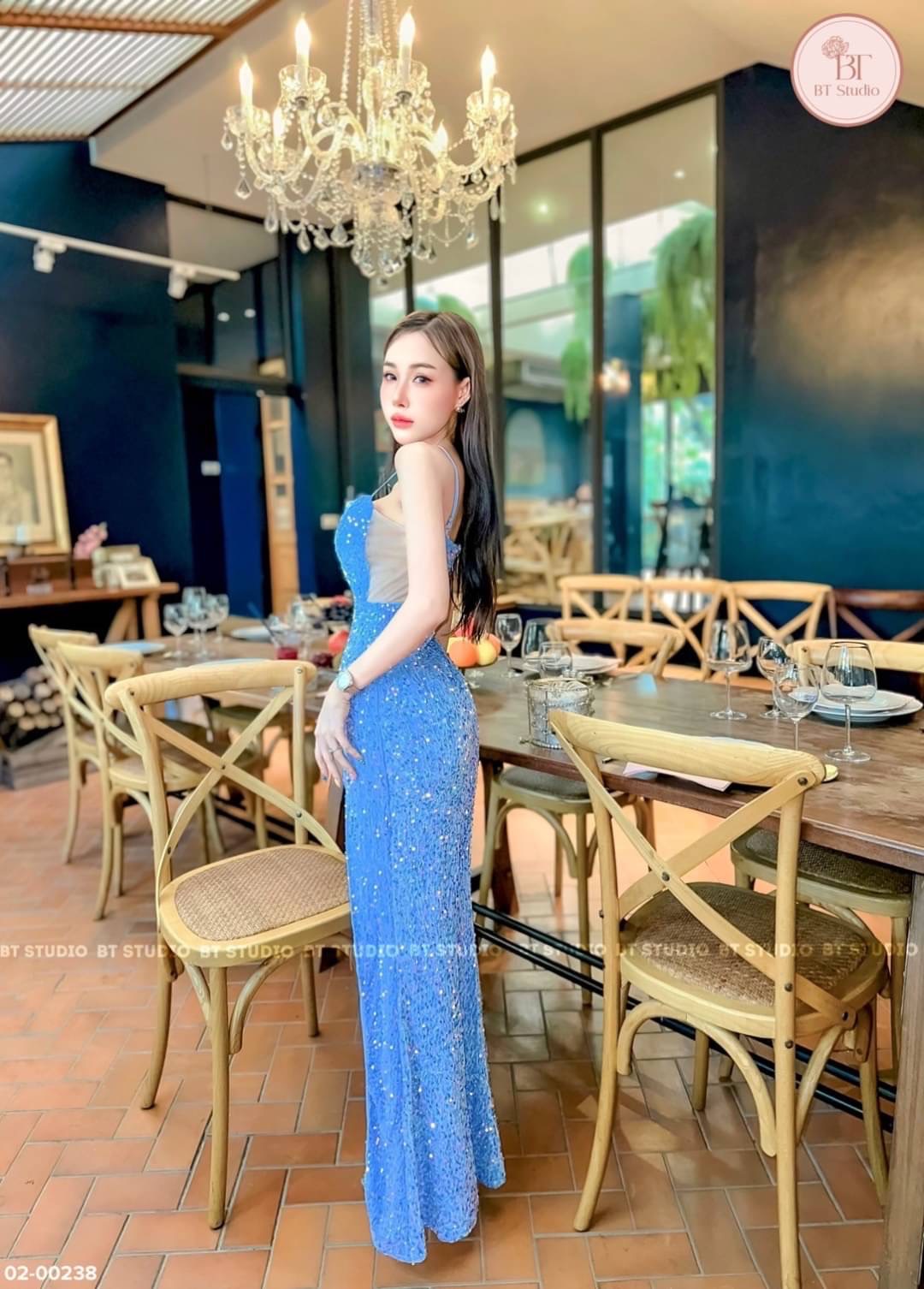 แม๊กซี่เดรสสายเดี่ยว ช่วงอกเสริมฟองน้ำ ใช้เนื้อผ้ากริตเตอร์แน่นๆ แต่งเว้ากลางอกเป็นรูปตัววี ช่วงข้างแต่งซีทรู กระโปรงผ่าหน้าเว้าสูง มาพร้อมซิปหลัง ซับในตัว บอกได้คำเดียวสั้น ๆ