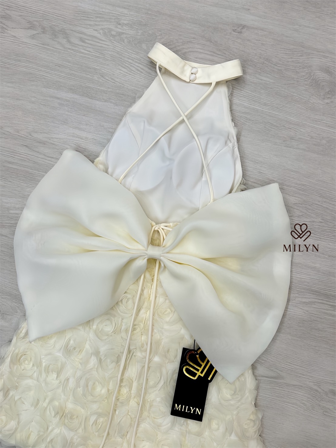 มินิเดรสแต่งดอกกุหลาบทั้งตัว ดีเทลเนื้อผ้าแบบ 3D ทำให้ชุดดูโดดเด่นมากขึ้น คอฮัลเตอร์ช่วยเสริมลุคให้ดูเพรียวและหรูขึ้นไปอีกขั้น ด้านหลังเปิดหลังสวย พร้อมโบว์ใหญ่สุดละมุนเป็นไฮไลต์ของชุด ใส่แล้วน่ารักปนความหวานแบบผู้ดีมากกกก 💙 ตัวเดรสทรงสวย