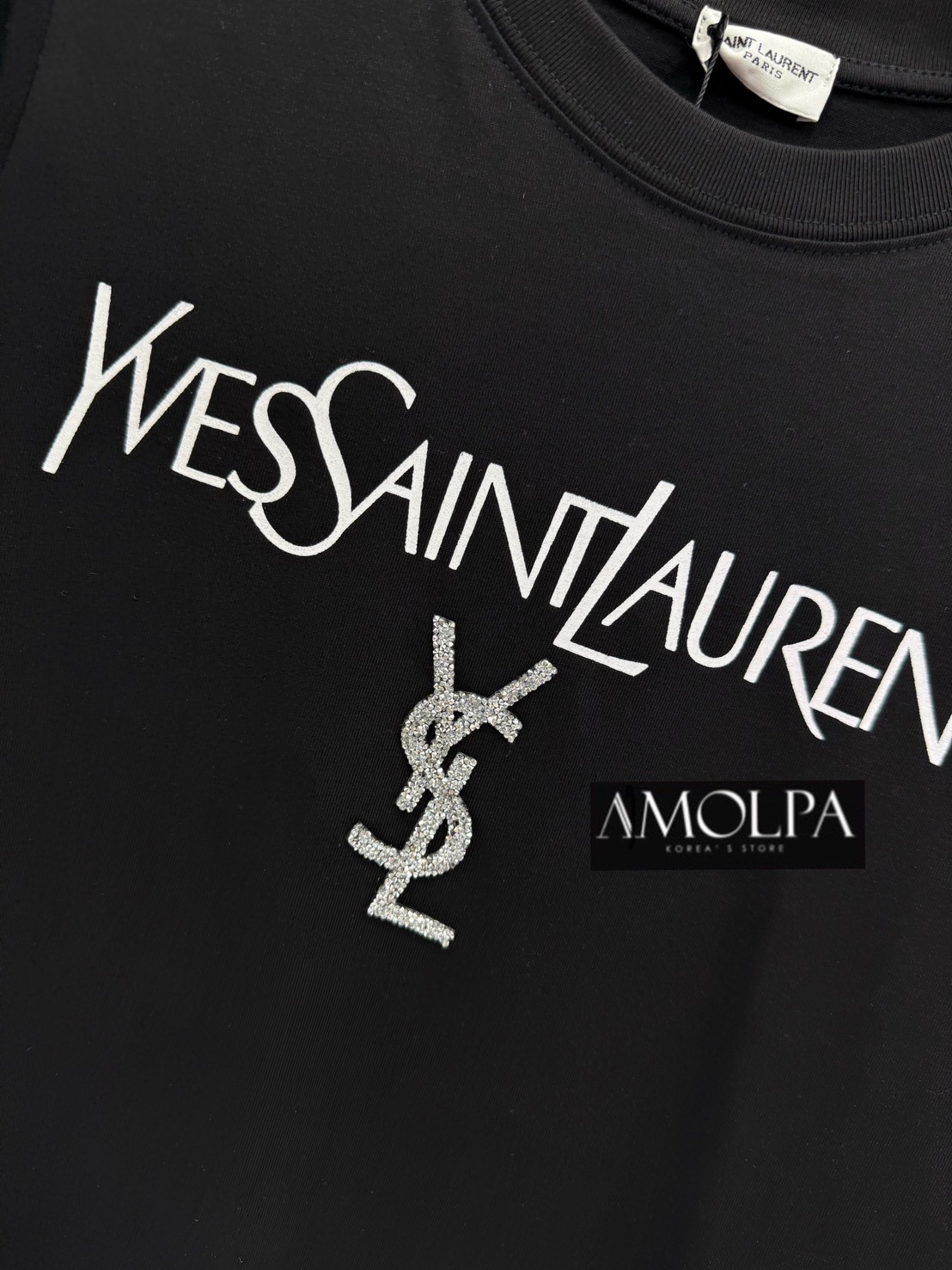 เสื้อยืด YSL ผ้าหนานุ่ม YSL ปัก สวยเด่น ลายใหม่ชนช๊อปป สวยม๊ากกกกก เนื้อผ้าดีมากๆค่ะ ผ้าเย็นๆ ใส่สบายสุดๆ แมทซ์กับอะไรก็สวย เข้ากันได้ดี #AMOLPA BRAND CODE – 6297