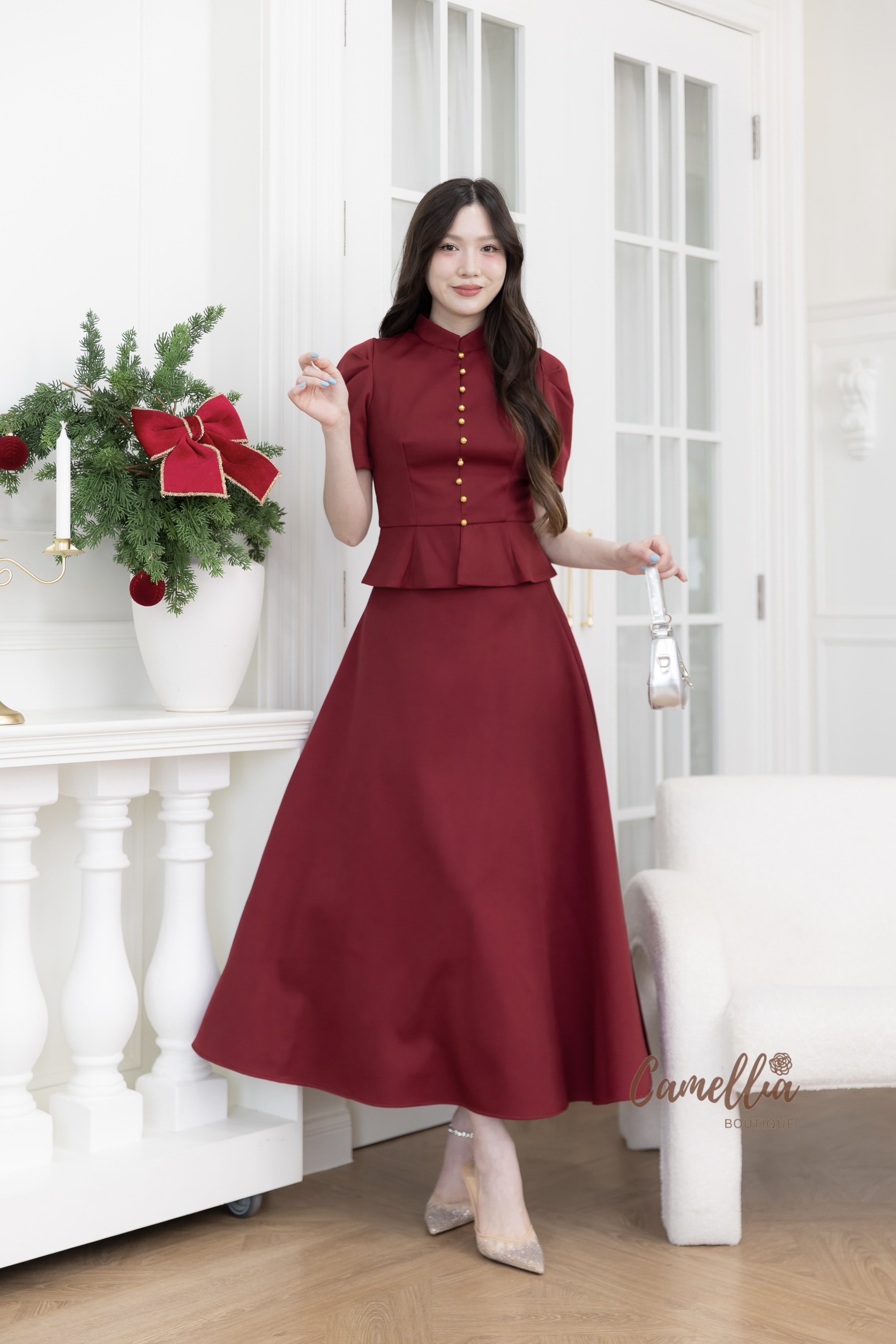 ชุดSetเสื้อคอปีนแต่งกระดุมสีทองด้านหน้า เสื้อมีซิปด้านหลัง สวมใส่ง่าย + กระโปรงทรงปล่อยเอวสูง ชุดนี้ใส่ต้อนรับปีใหม่ได้เลยคะ