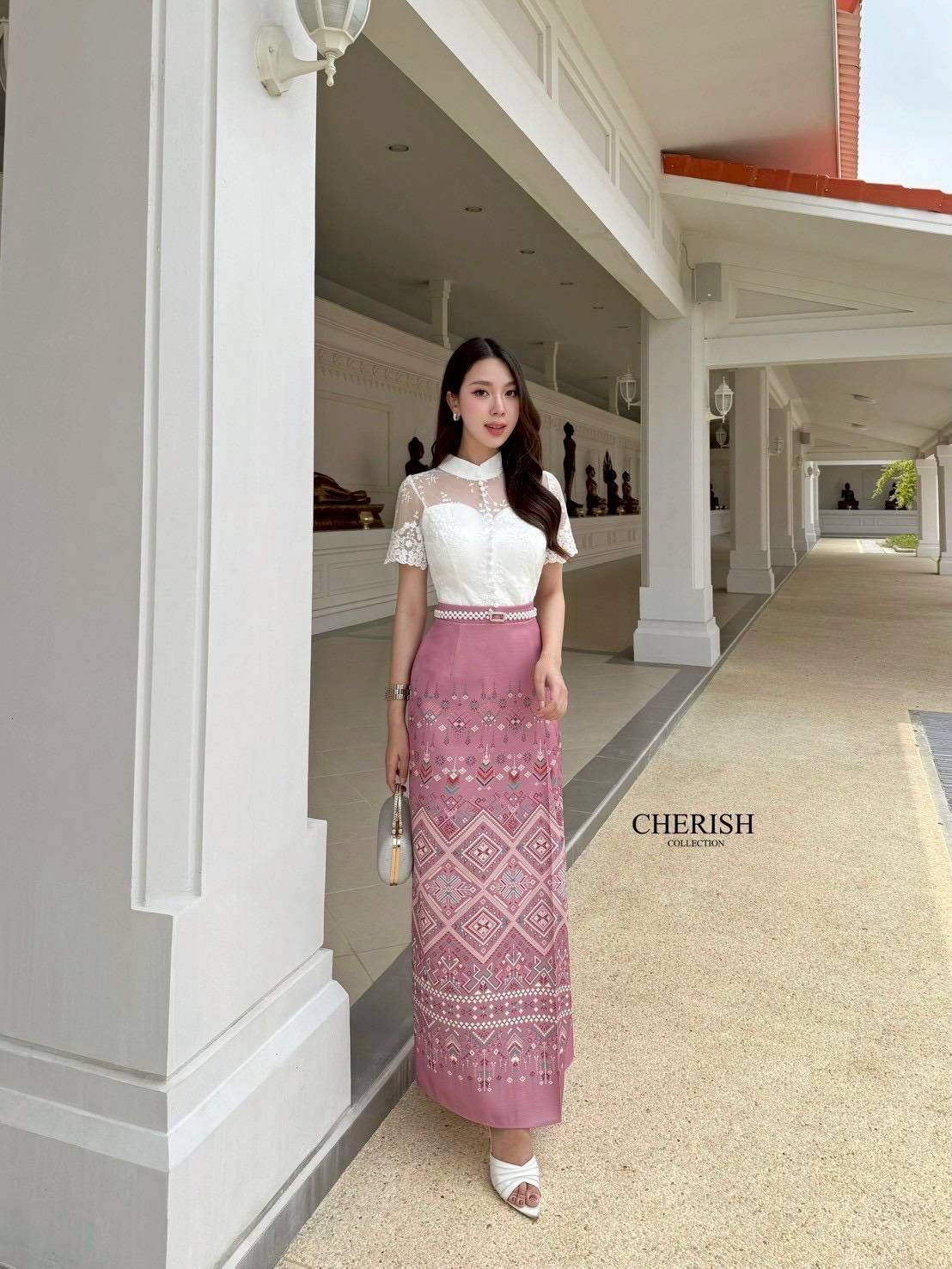 เซ็ทชุดไทย ชุดงานบุญ 3 ชิ้น เสื้อลูกไม้แต่งกระดุมมีซับในอย่างดี ใส่คู่ผ้าถุงสำเร็จเนื้อผ้าใส่สบาย จัดเข็มขัดมุกมาให้ครบเซ็ท สาวๆสายบุญ หรือจะใส่เป็นธีมชุดเพื่อนเจ้าสาวก็เหมาะ ใส่ได้ทุกเทศกาล