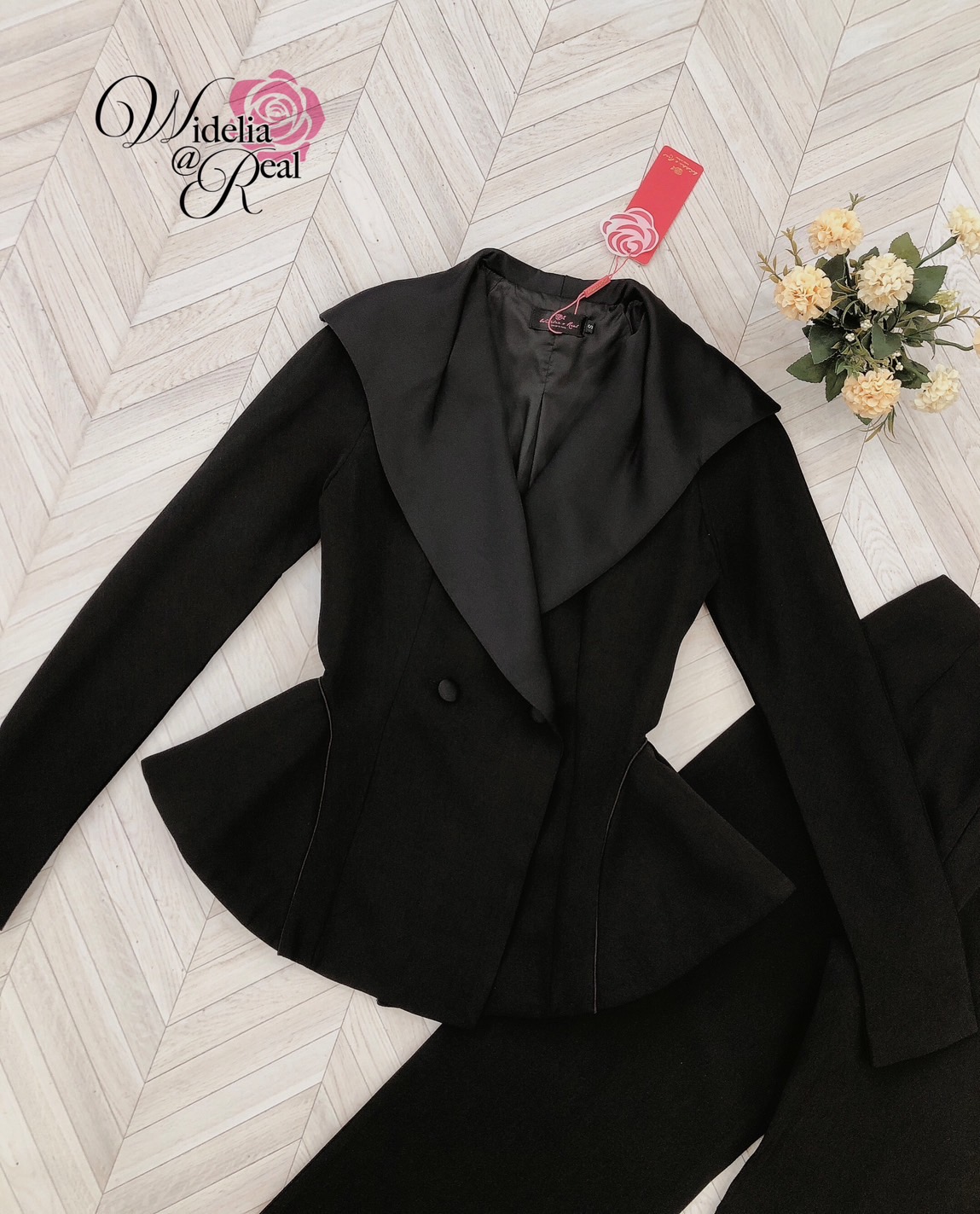 Set เสื้อสูทกับกางเกงขายาว ตัวเสื่อผ้าเงาปกใหญ่ ชายเสื้อทรงบาน กางเกงขากระบอก เอวสูง ซิปหลัง ทรงสวยเท่ห์หรูหรามากเหมาะกับ Working woman สุดๆ เนื้อผ้าอย่างดี ดีไซน์เรียบหรูดูดีสุดๆ งานสวย ทรงเป๊ะ ใส่ดูดีไม่มีเอ้า รับรองใส่ทำงานได้ตลอดแน่นอน ห้ามพลาดเด็ดขาด