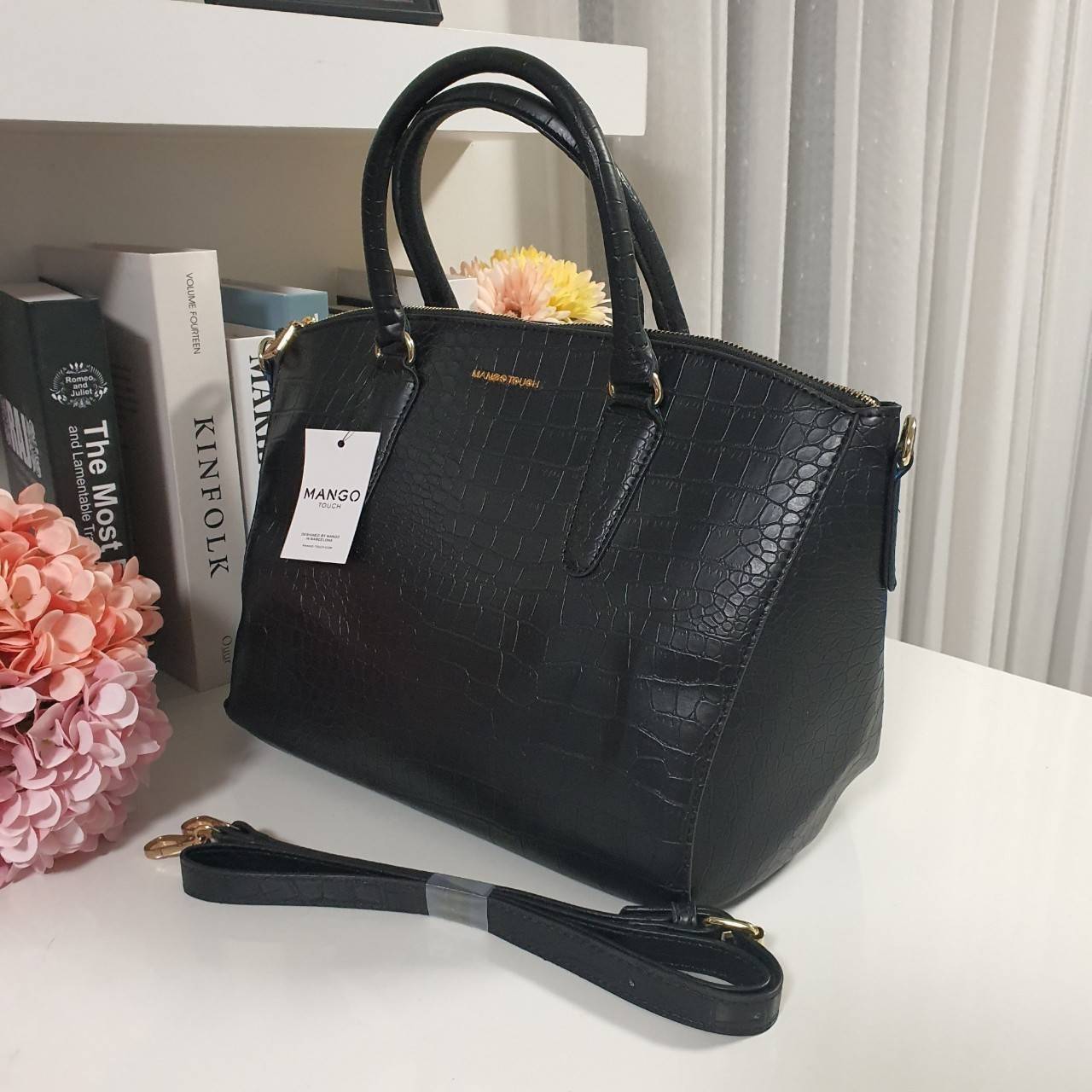 กระเป๋าสะพายแบรนด์เนมแมงโก้ลายจรเข้สีดำ MANGO TOUCH CROC HANDBAG
